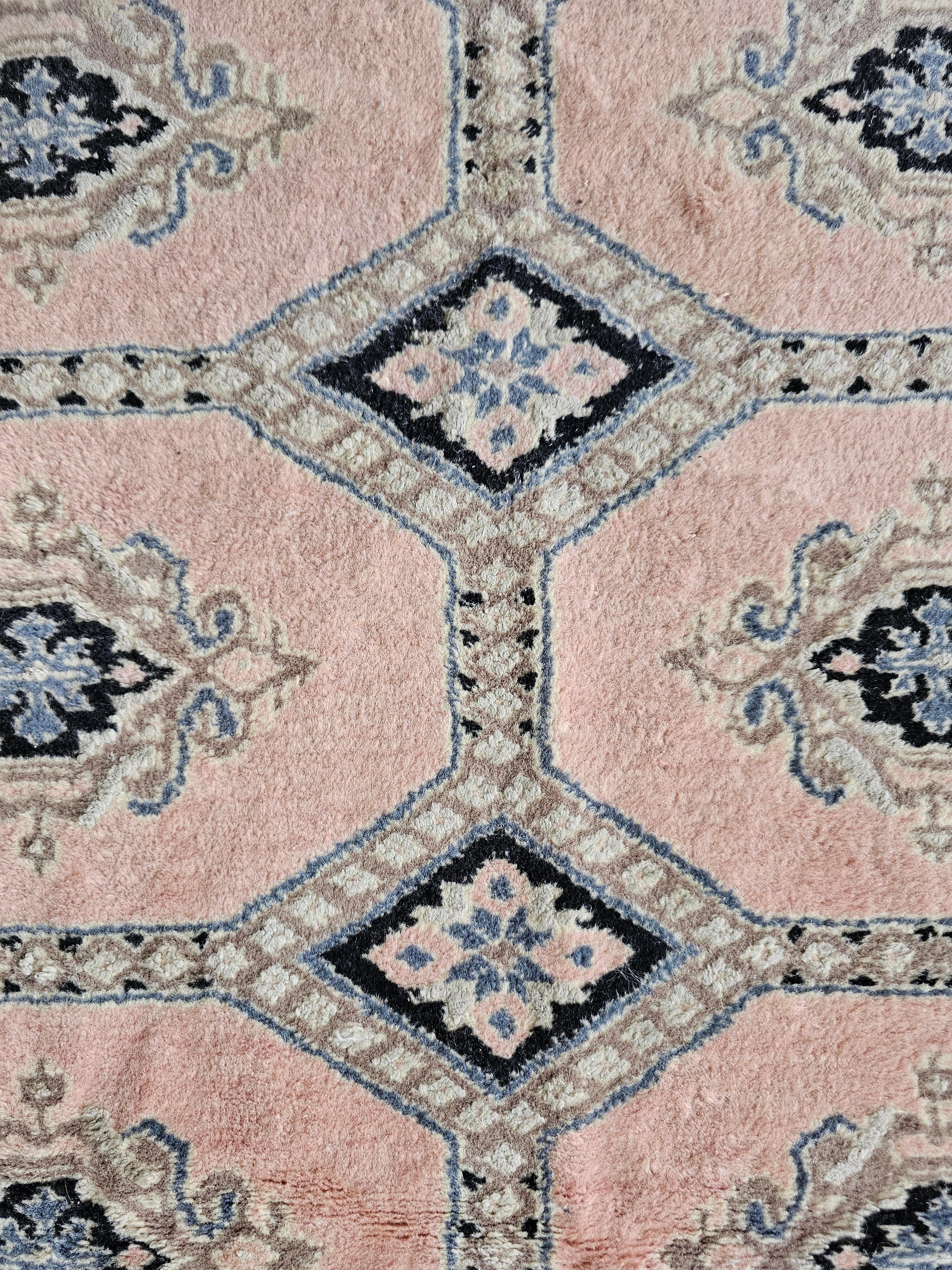Handgeknüpfter Bokhara-Teppich im Vintage-Stil in sehr seltenem pulverrosa Farbton, Pakistan 1950er Jahre im Angebot 2