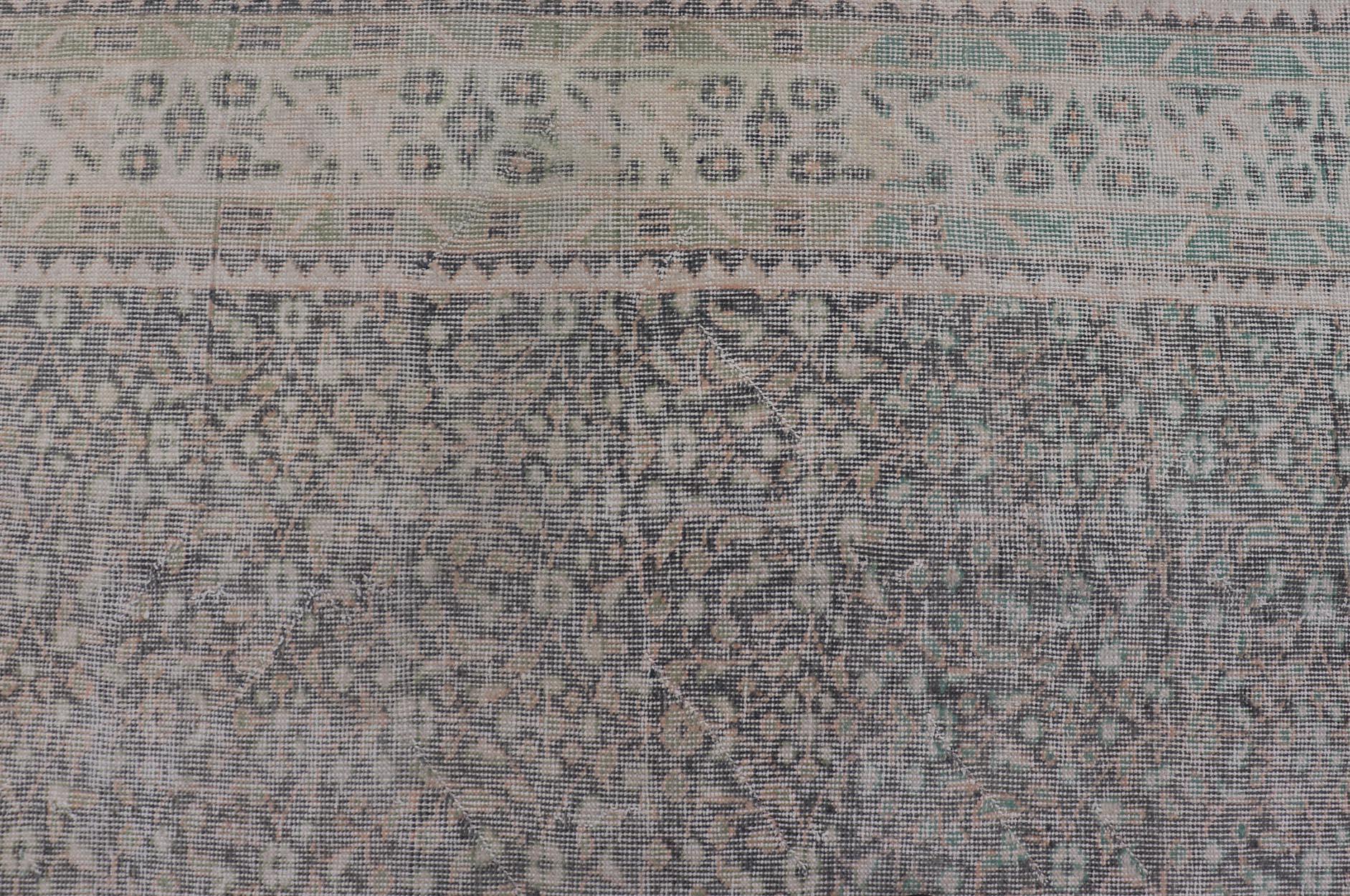 Handgeknüpfter türkischer Teppich aus Wolle im Used-Stil mit All-Over-Blumenmuster im Angebot 5