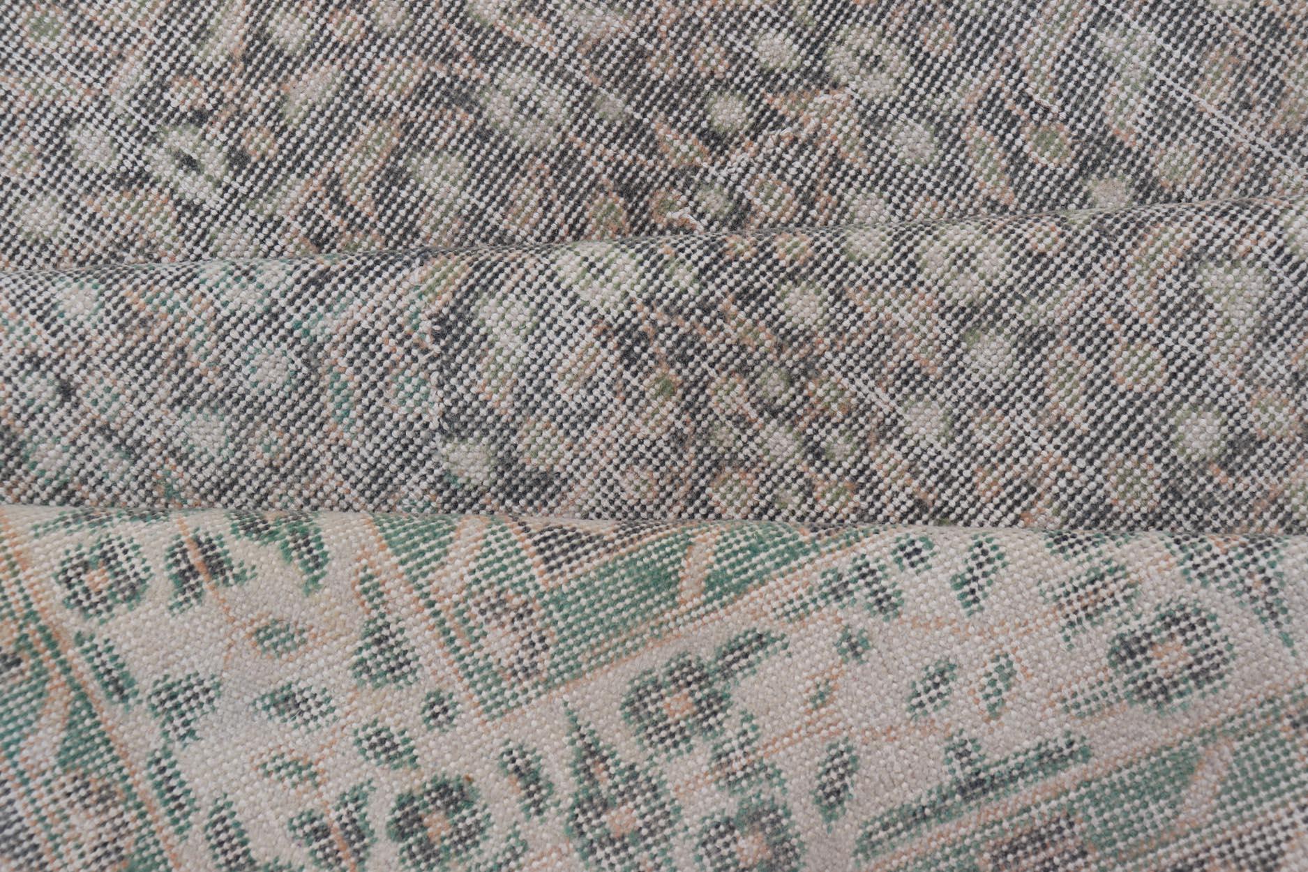 Handgeknüpfter türkischer Teppich aus Wolle im Used-Stil mit All-Over-Blumenmuster im Angebot 6