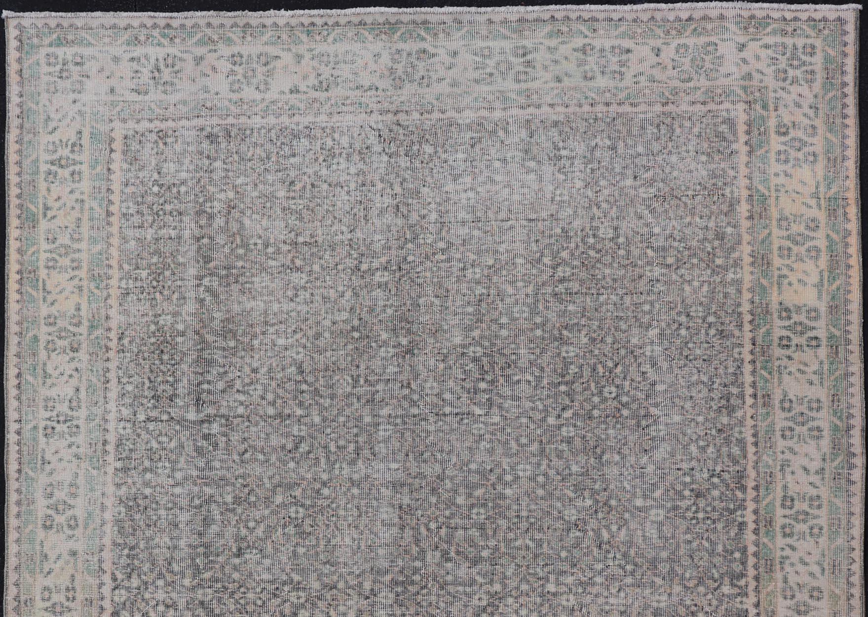 Handgeknüpfter türkischer Teppich aus Wolle im Used-Stil mit All-Over-Blumenmuster (Türkisch) im Angebot