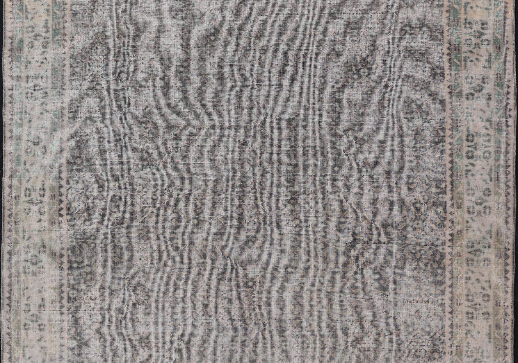 Handgeknüpfter türkischer Teppich aus Wolle im Used-Stil mit All-Over-Blumenmuster im Zustand „Relativ gut“ im Angebot in Atlanta, GA