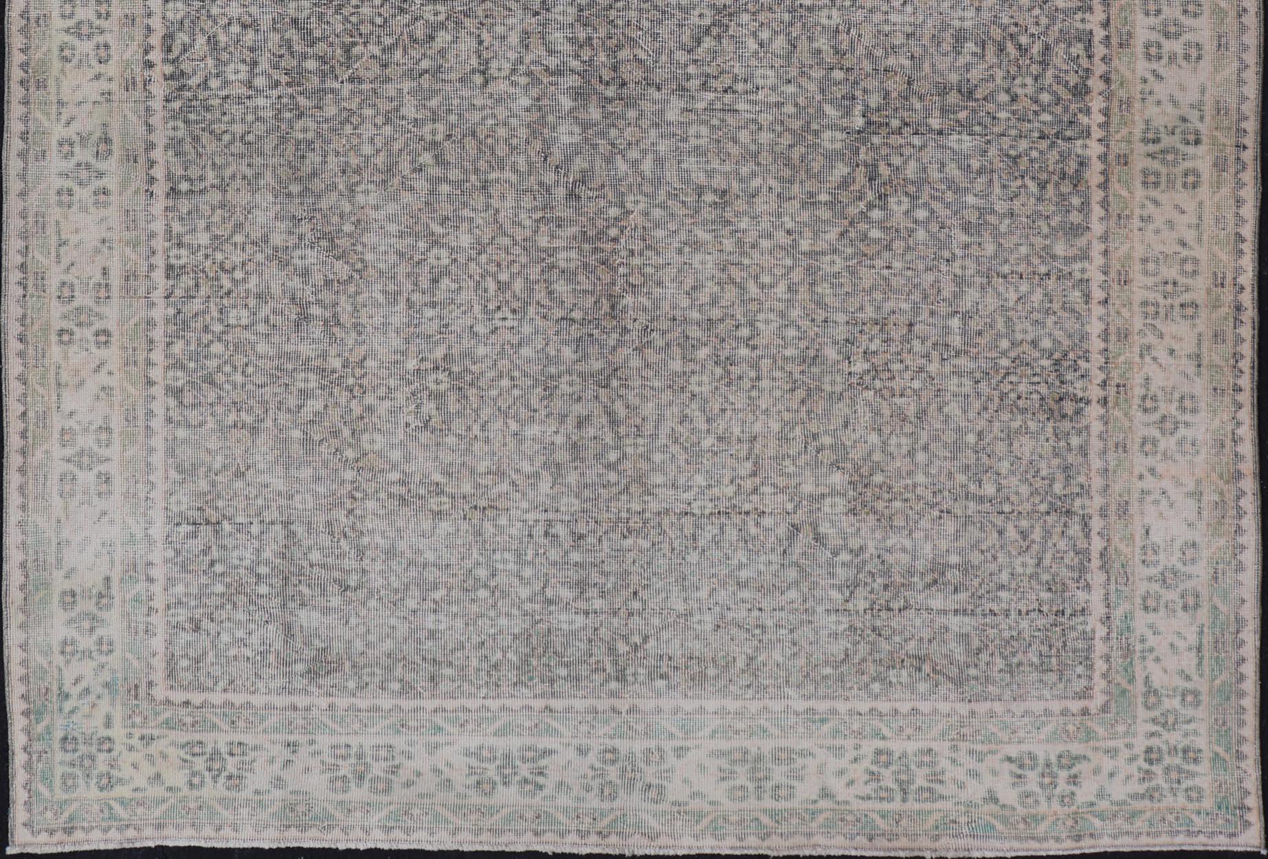 Handgeknüpfter türkischer Teppich aus Wolle im Used-Stil mit All-Over-Blumenmuster (20. Jahrhundert) im Angebot