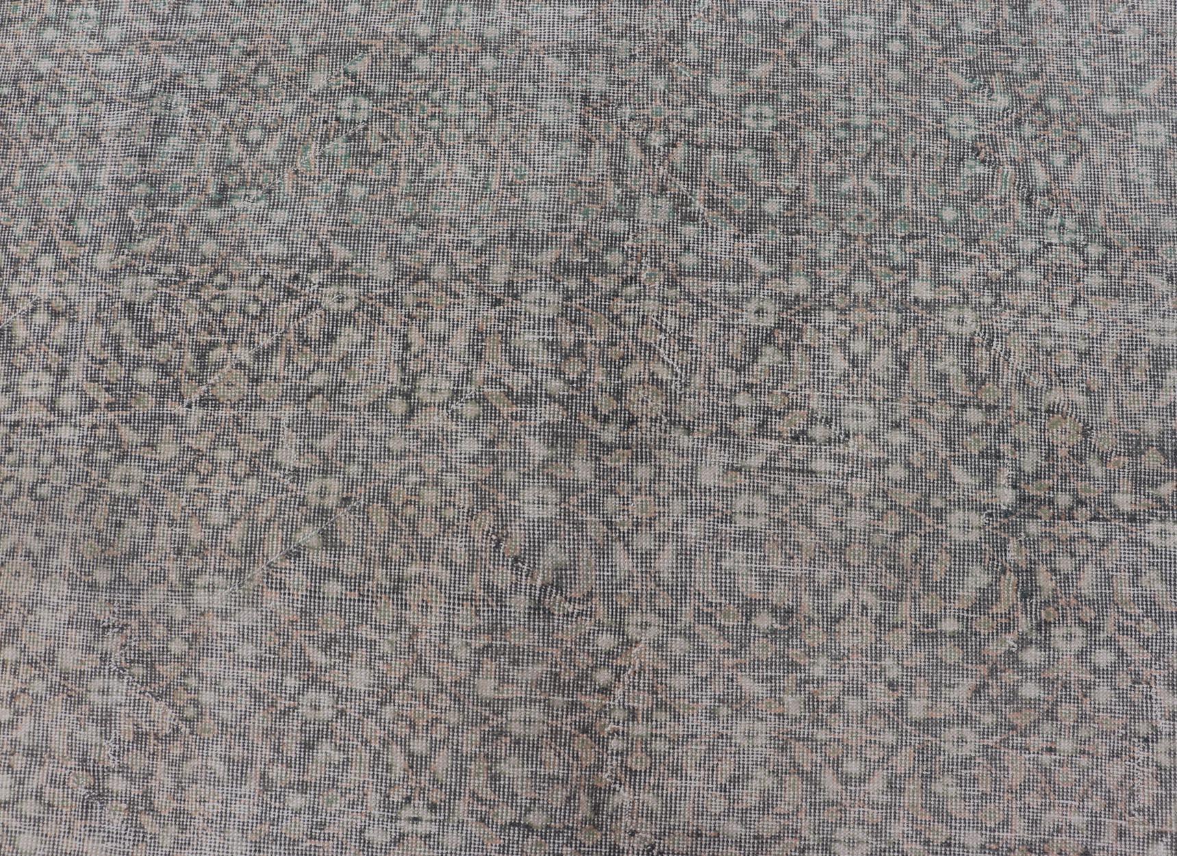 Handgeknüpfter türkischer Teppich aus Wolle im Used-Stil mit All-Over-Blumenmuster im Angebot 3