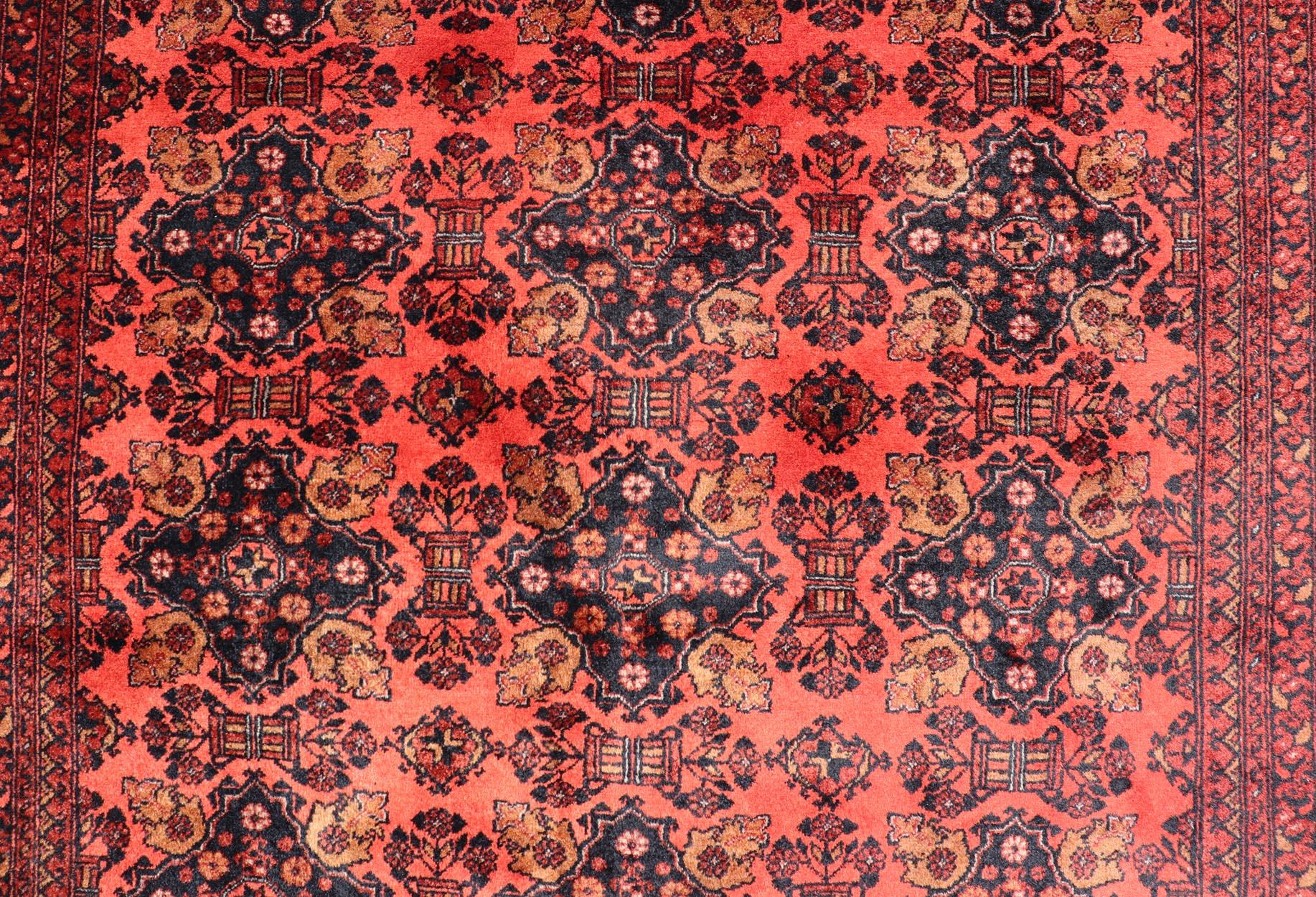 Handgeknüpfter Tukomen Ersari Vintage-Teppich mit rotem Hintergrund und Gul-Design im Angebot 4