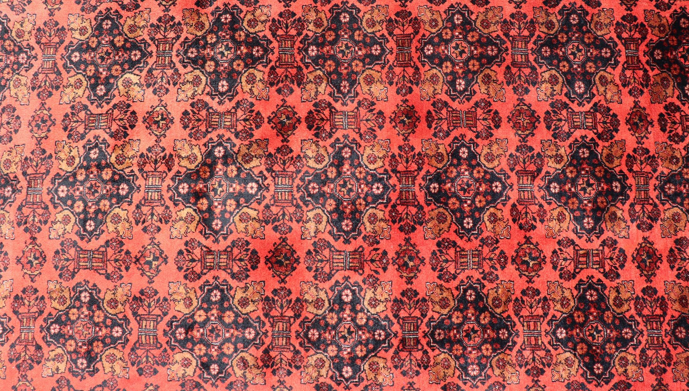Handgeknüpfter Tukomen Ersari Vintage-Teppich mit rotem Hintergrund und Gul-Design (Stammeskunst) im Angebot