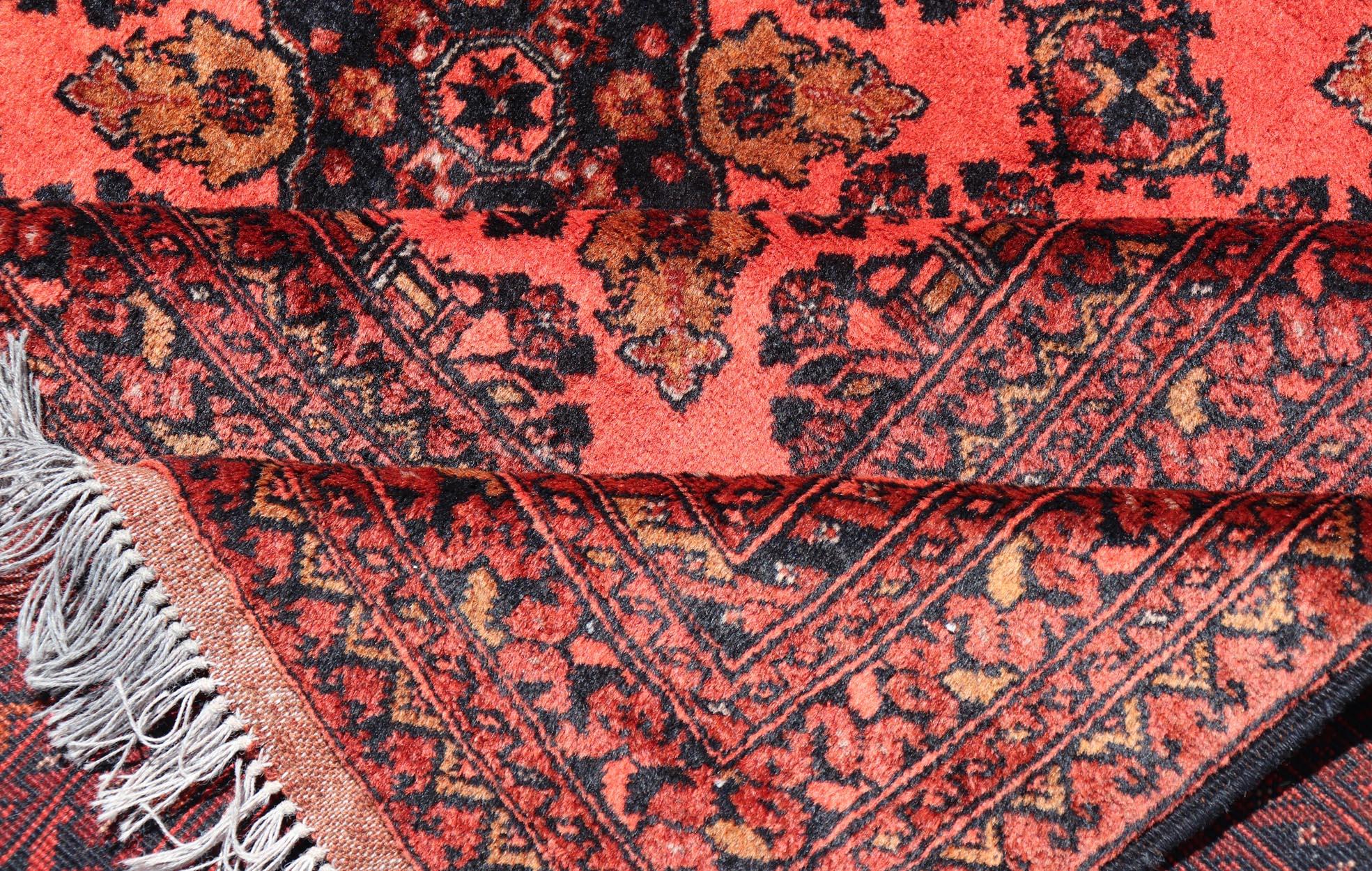 Handgeknüpfter Tukomen Ersari Vintage-Teppich mit rotem Hintergrund und Gul-Design im Angebot 1