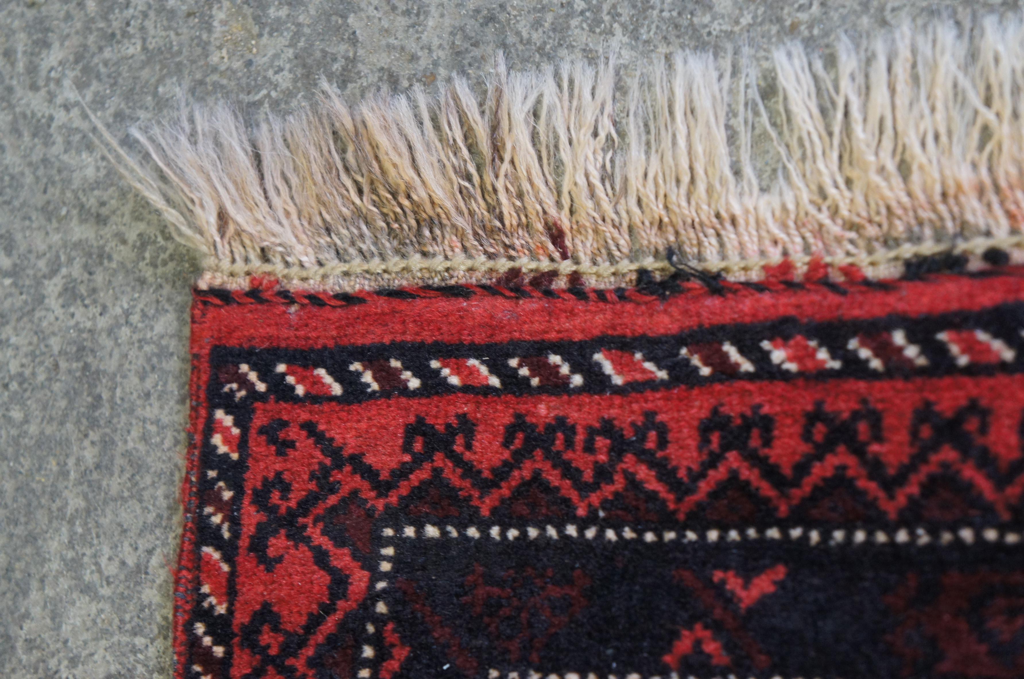 Tapis vintage en laine rouge géométrique noué à la main, 4'4