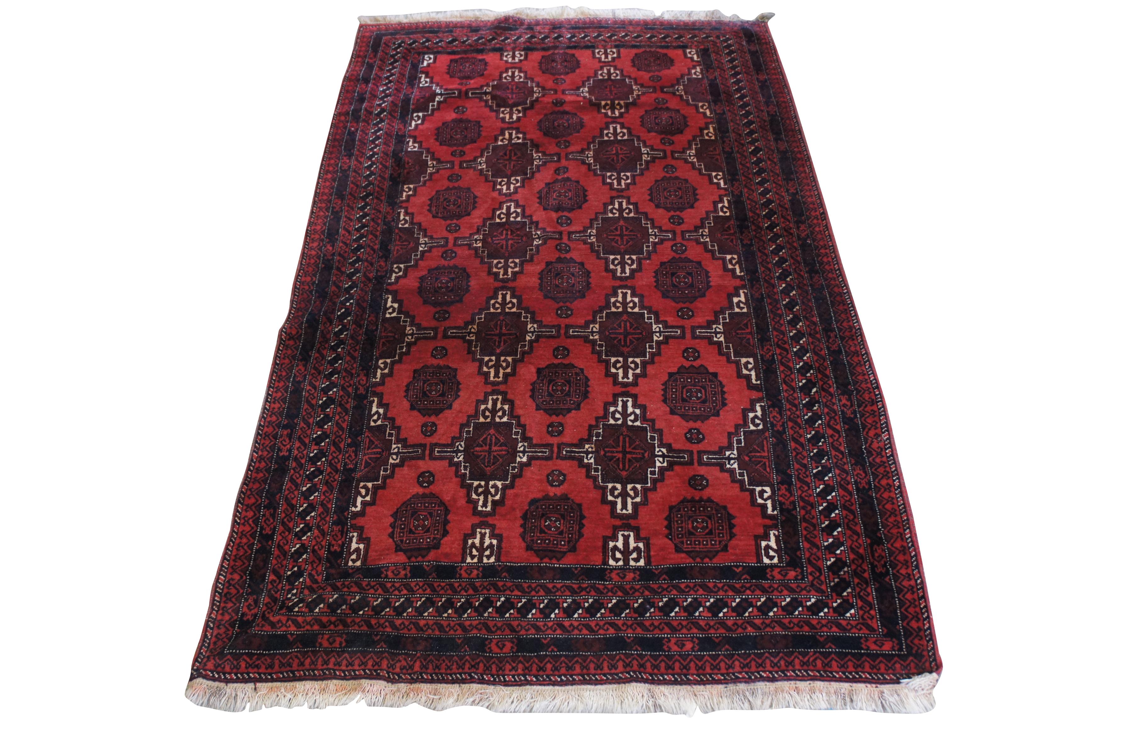 Un magnifique tapis géométrique en laine nouée à la main.  Caractéristiques des rouges et des beiges 

Dimensions :
52.5