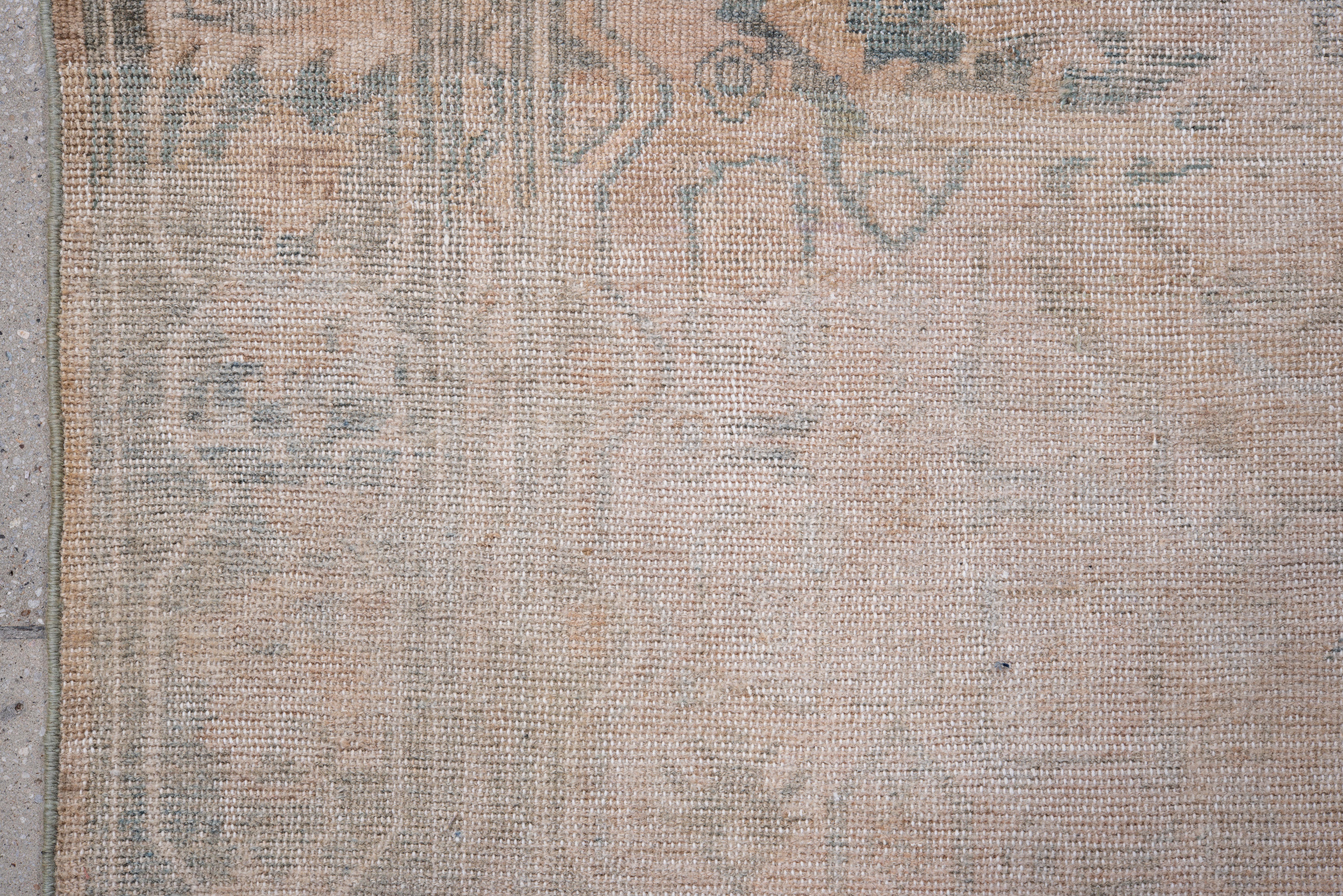 Metà XX secolo Vintage Rugs Hamadan annodato a mano con un disegno a medaglione sbiadito in blu polvere e avorio in vendita