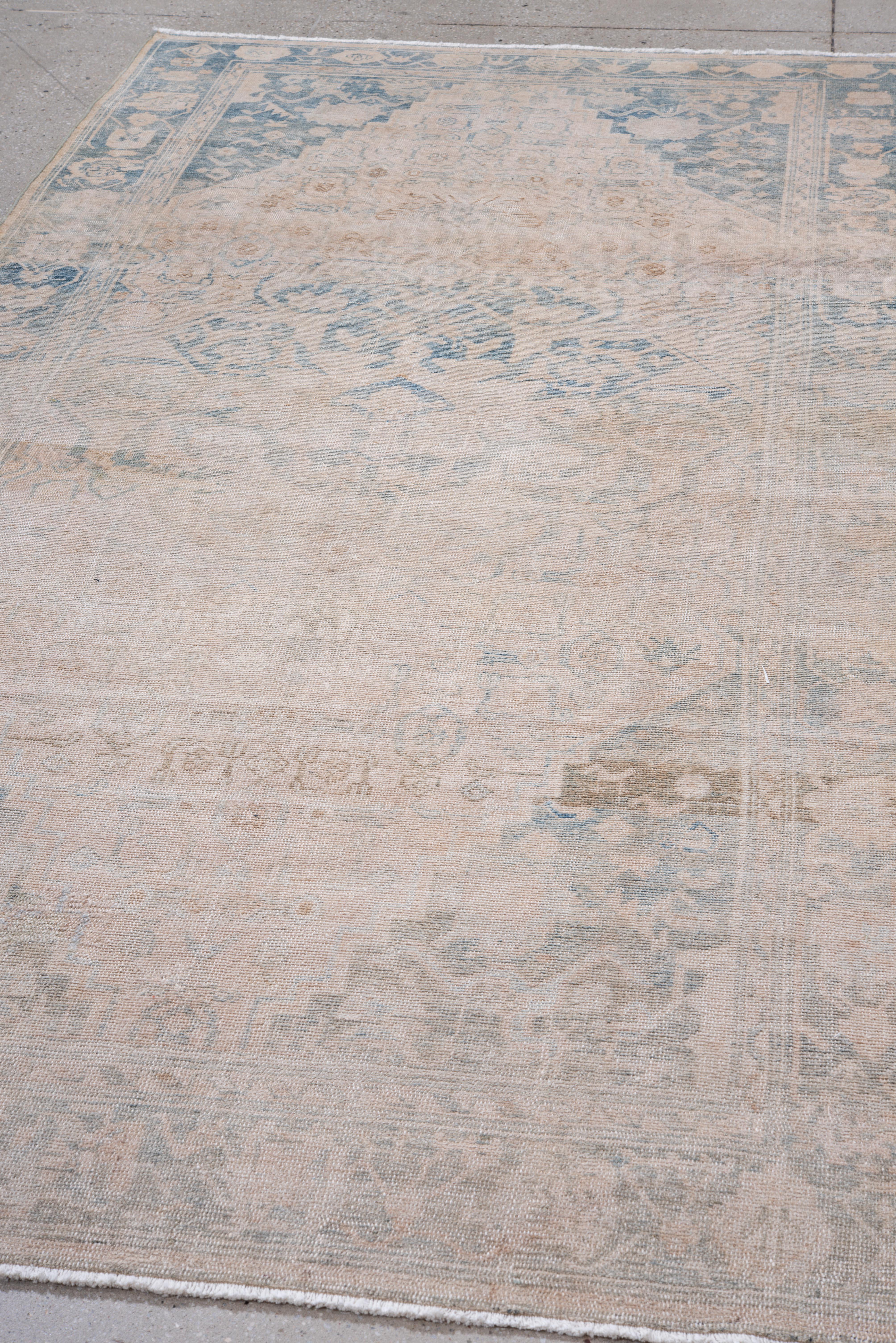 Vintage Rugs Hamadan annodato a mano con un disegno a medaglione sbiadito in blu polvere e avorio in vendita 1