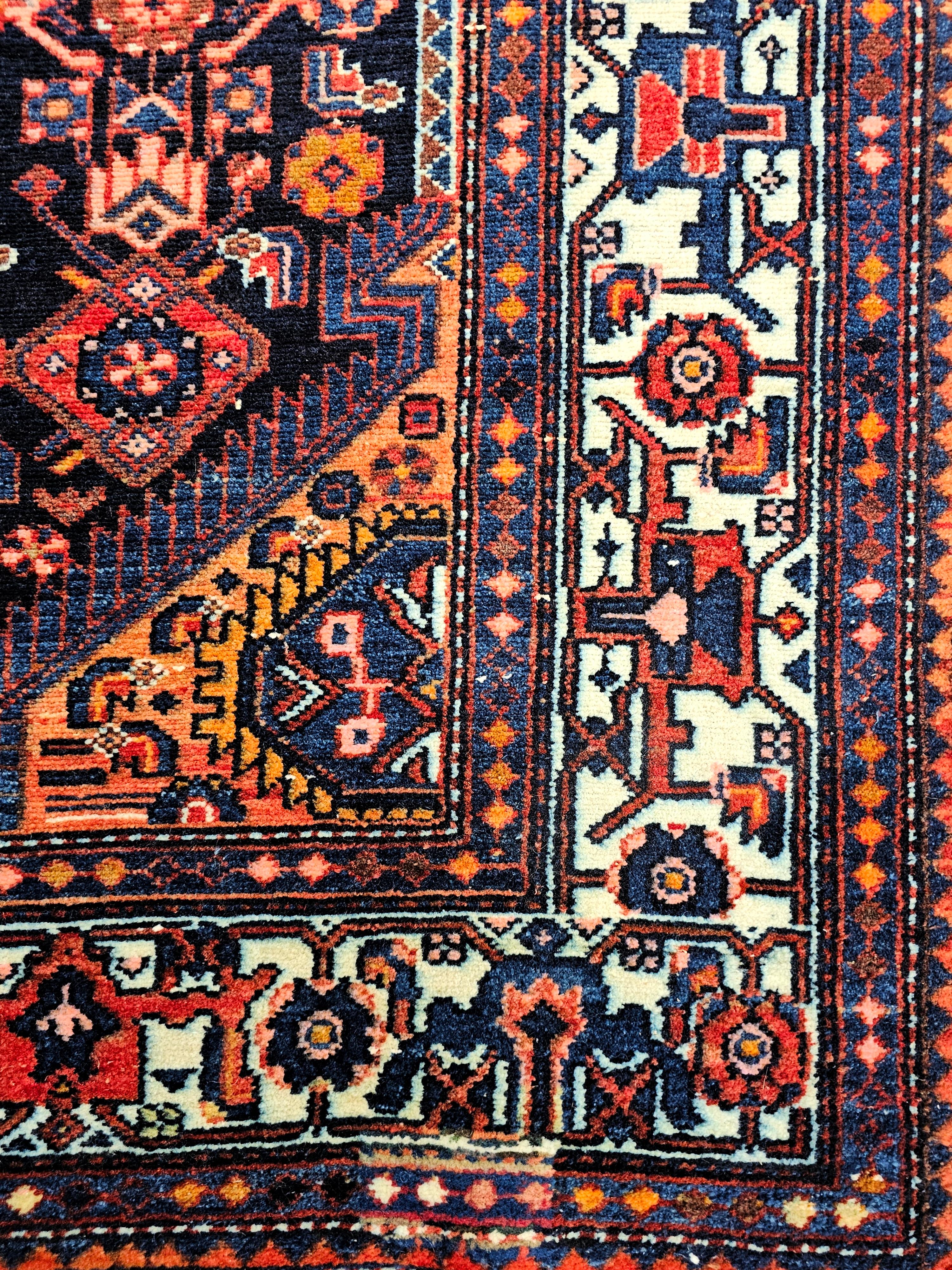 Tribale Vintage Rugs Hamadan annodato a mano in viola e arancione, 100% lana, Iran anni '50 in vendita
