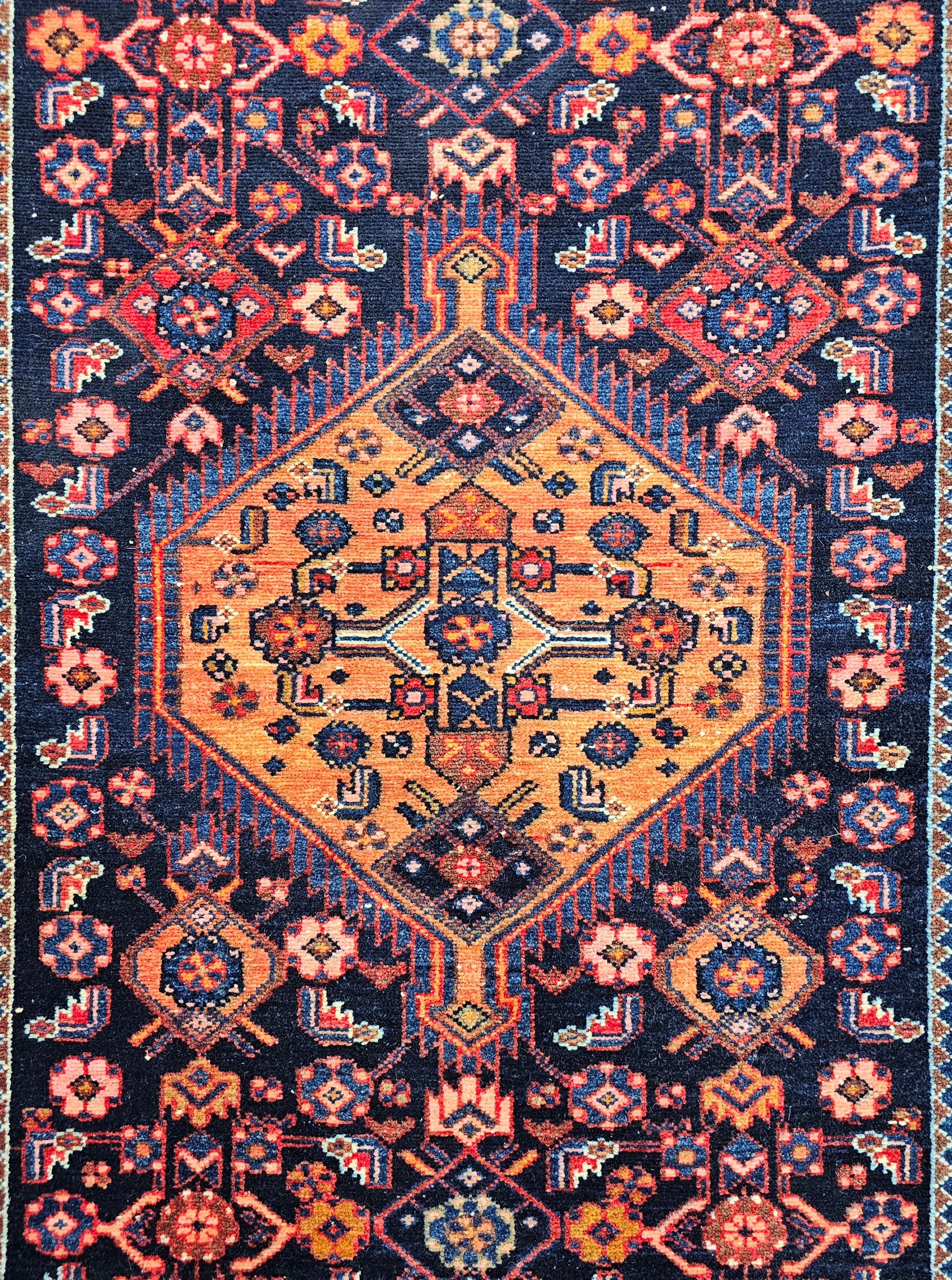 Persiano Vintage Rugs Hamadan annodato a mano in viola e arancione, 100% lana, Iran anni '50 in vendita
