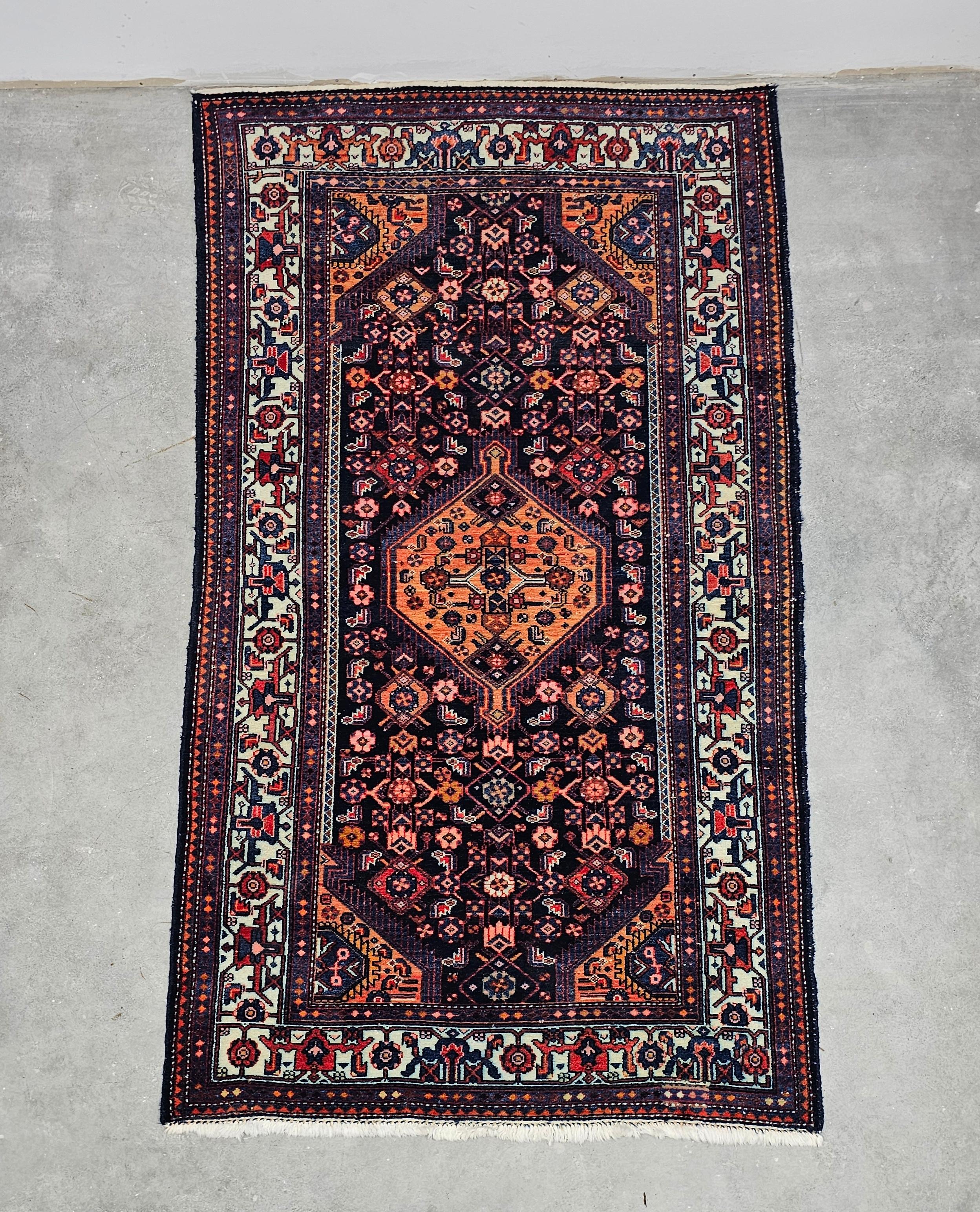 Metà XX secolo Vintage Rugs Hamadan annodato a mano in viola e arancione, 100% lana, Iran anni '50 in vendita