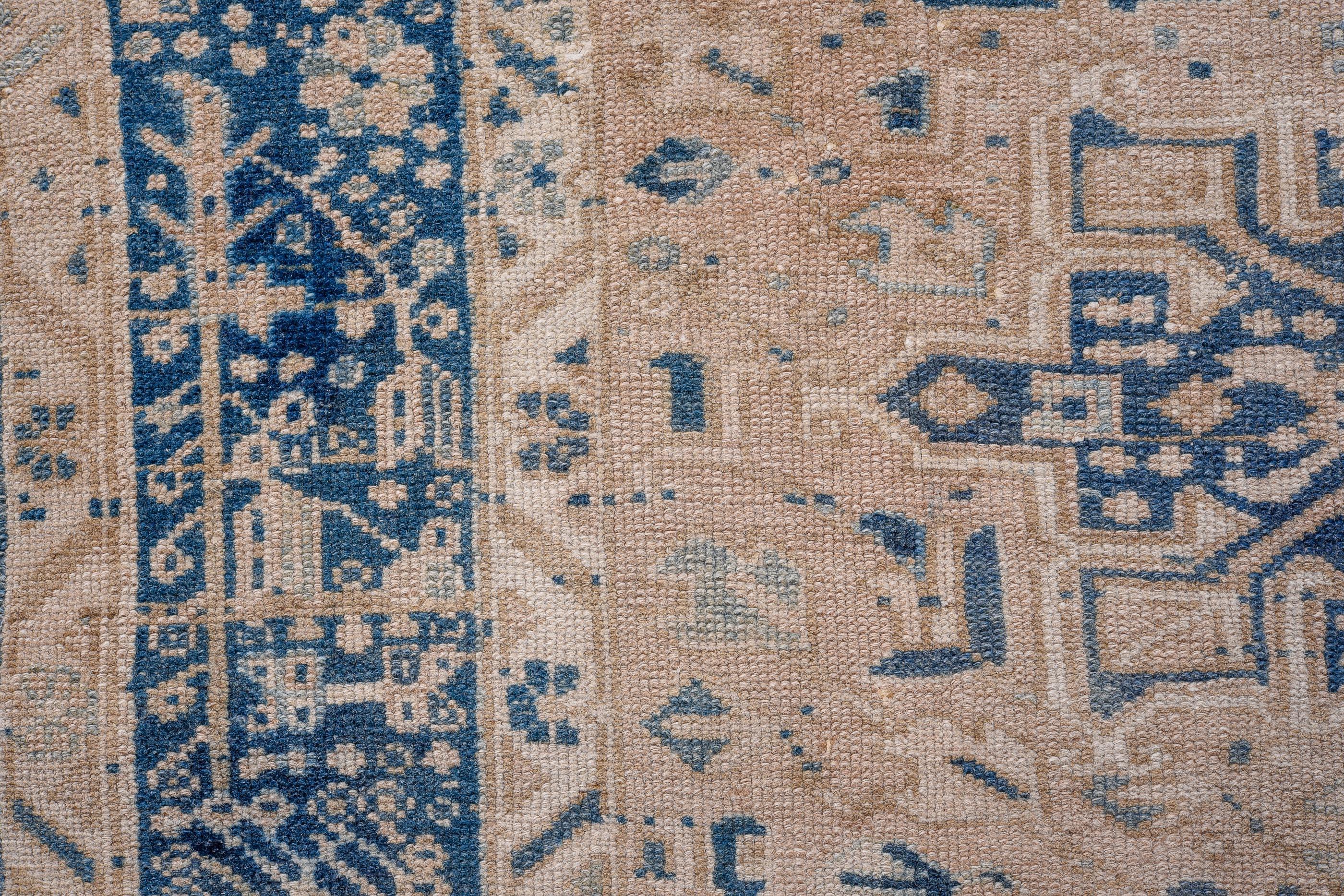 Vintage handgeknüpft Karaje Teppich Medaillon Läufer in weichen Elfenbein und Indigo (Mitte des 20. Jahrhunderts) im Angebot