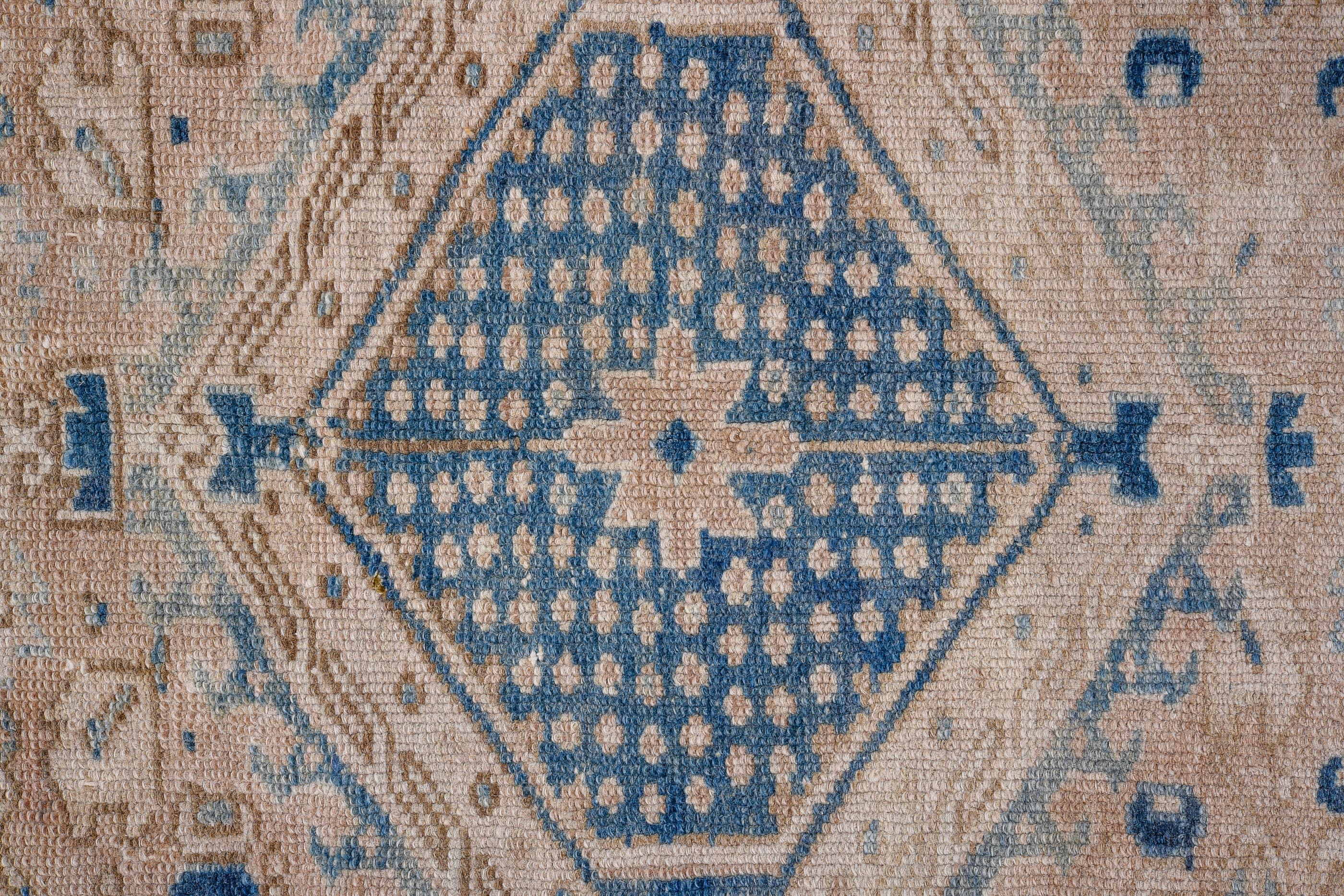 Vintage handgeknüpft Karaje Teppich Medaillon Läufer in weichen Elfenbein und Indigo (Wolle) im Angebot