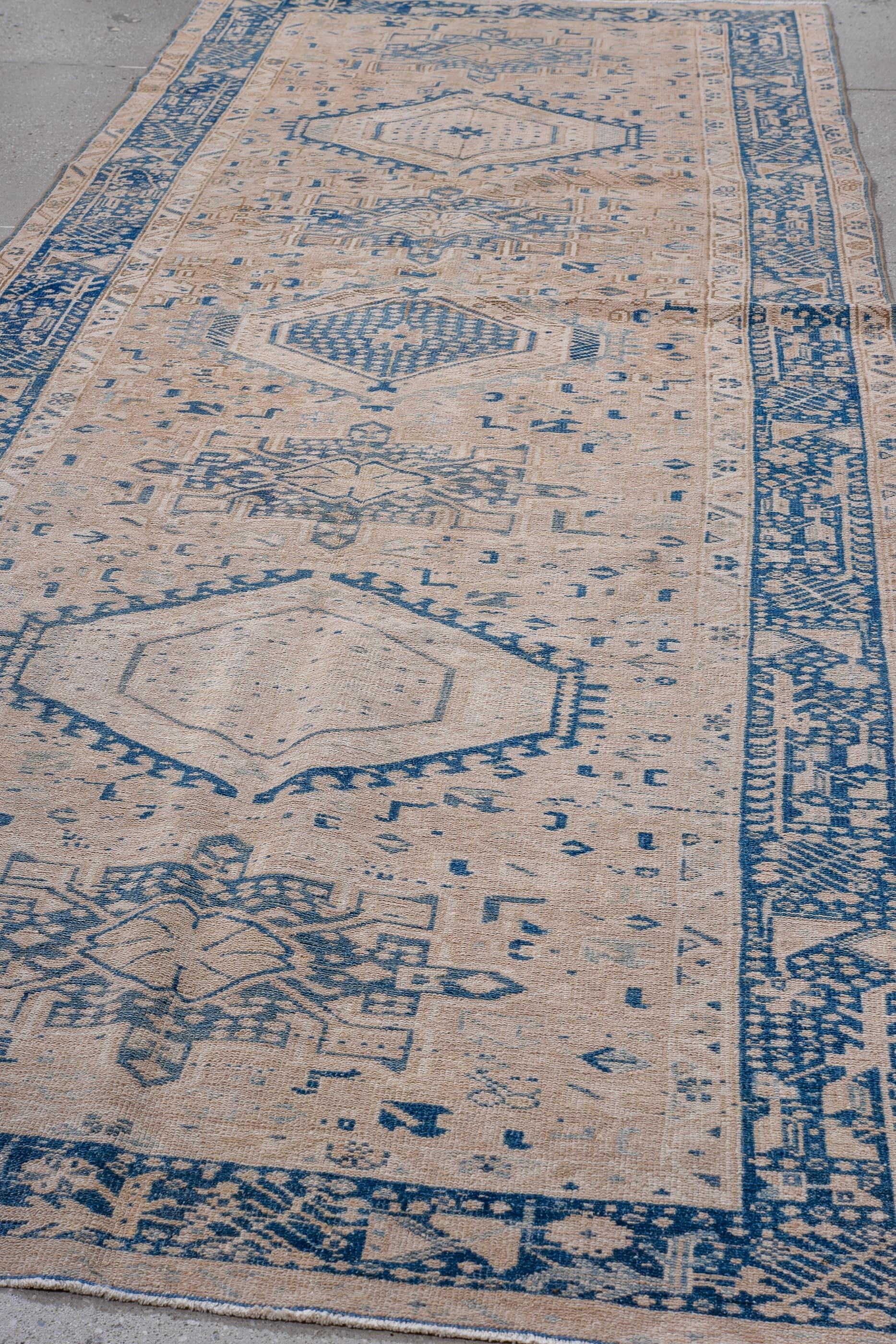Vintage handgeknüpft Karaje Teppich Medaillon Läufer in weichen Elfenbein und Indigo im Angebot 1