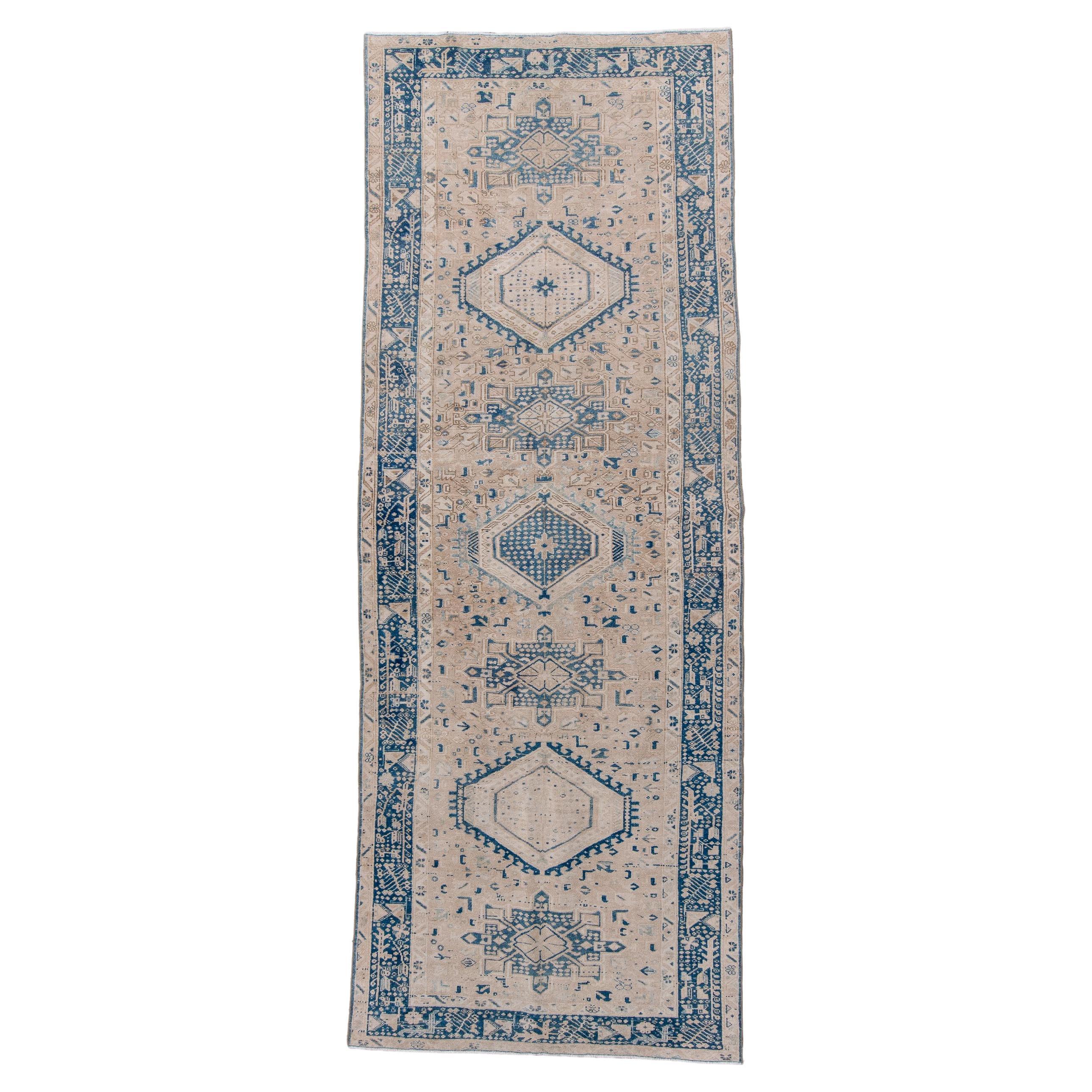 Vintage handgeknüpft Karaje Teppich Medaillon Läufer in weichen Elfenbein und Indigo im Angebot