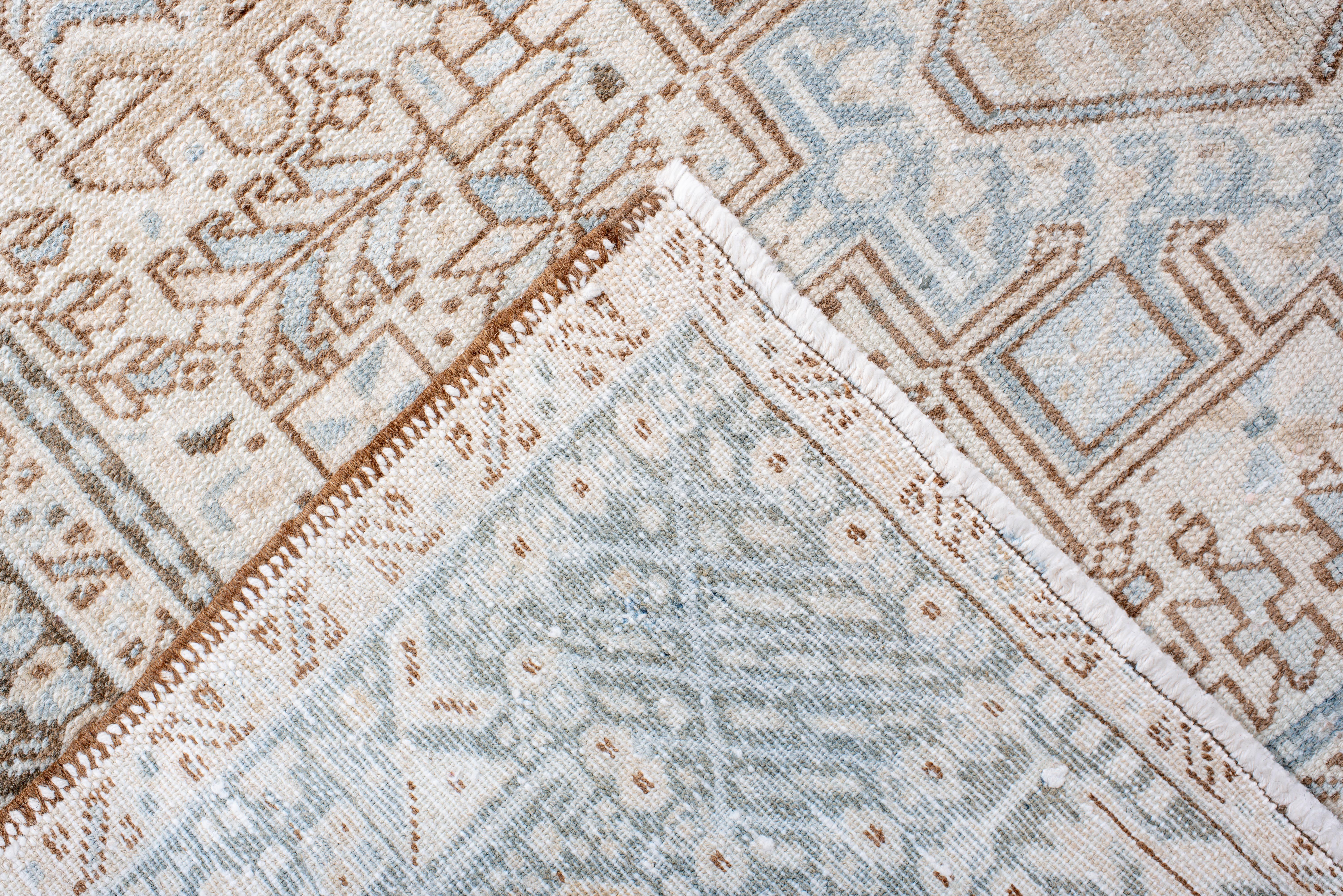 Vintage Handgeknüpfter Karaje Teppich Medaillon Läufer in weichem Elfenbein und Himmelblau im Zustand „Gut“ im Angebot in New York, NY
