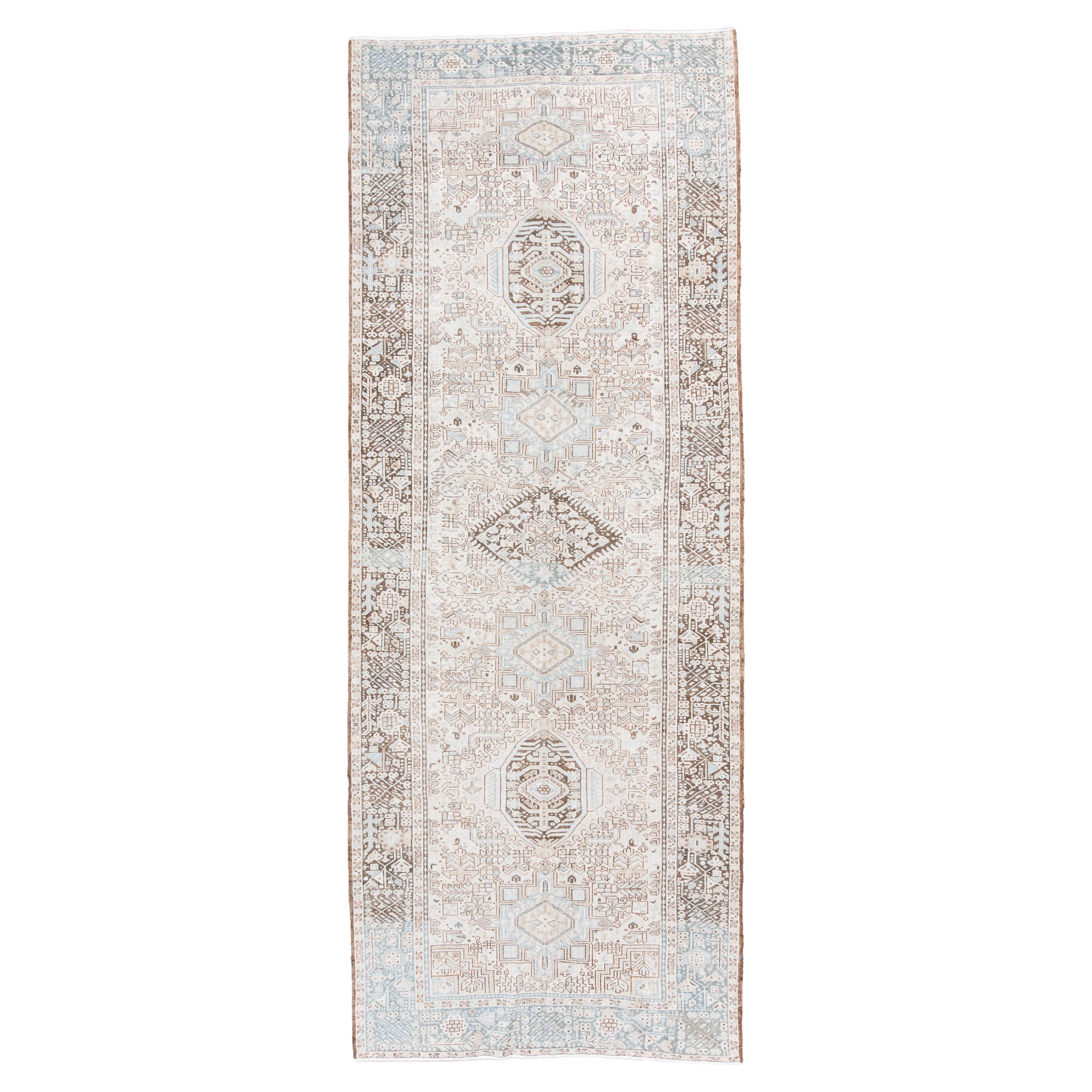 Vintage Handgeknüpfter Karaje Teppich Medaillon Läufer in weichem Elfenbein und Himmelblau im Angebot