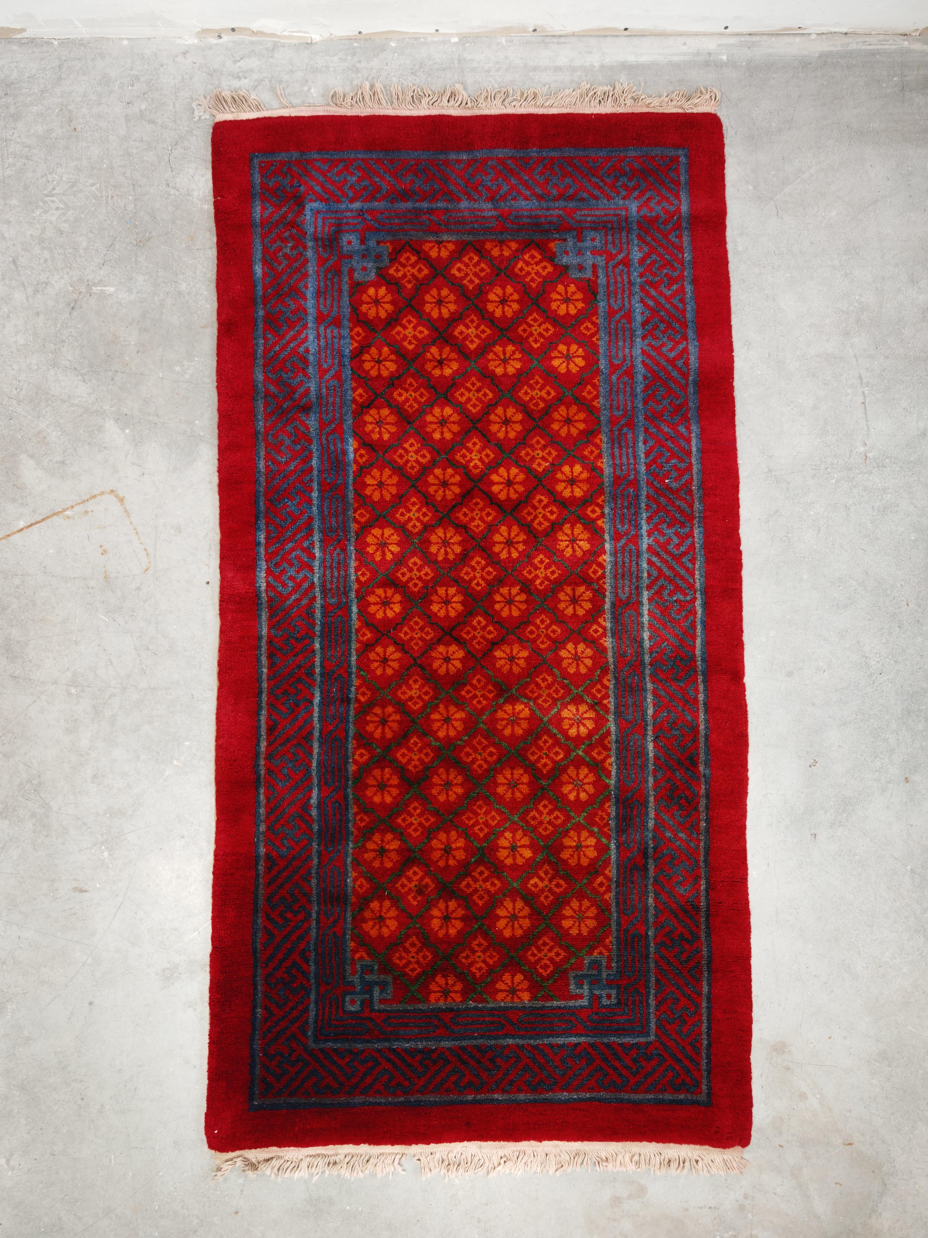 In diesem Angebot finden Sie einen atemberaubenden, lebhaften Khotan-Teppich mit ausgeprägtem floralem Muster und geometrischem Rand. Die vorherrschende Farbe ist ein sattes, tiefes Rot, das oft mit natürlichen Farbstoffen wie Krappwurzel gefärbt