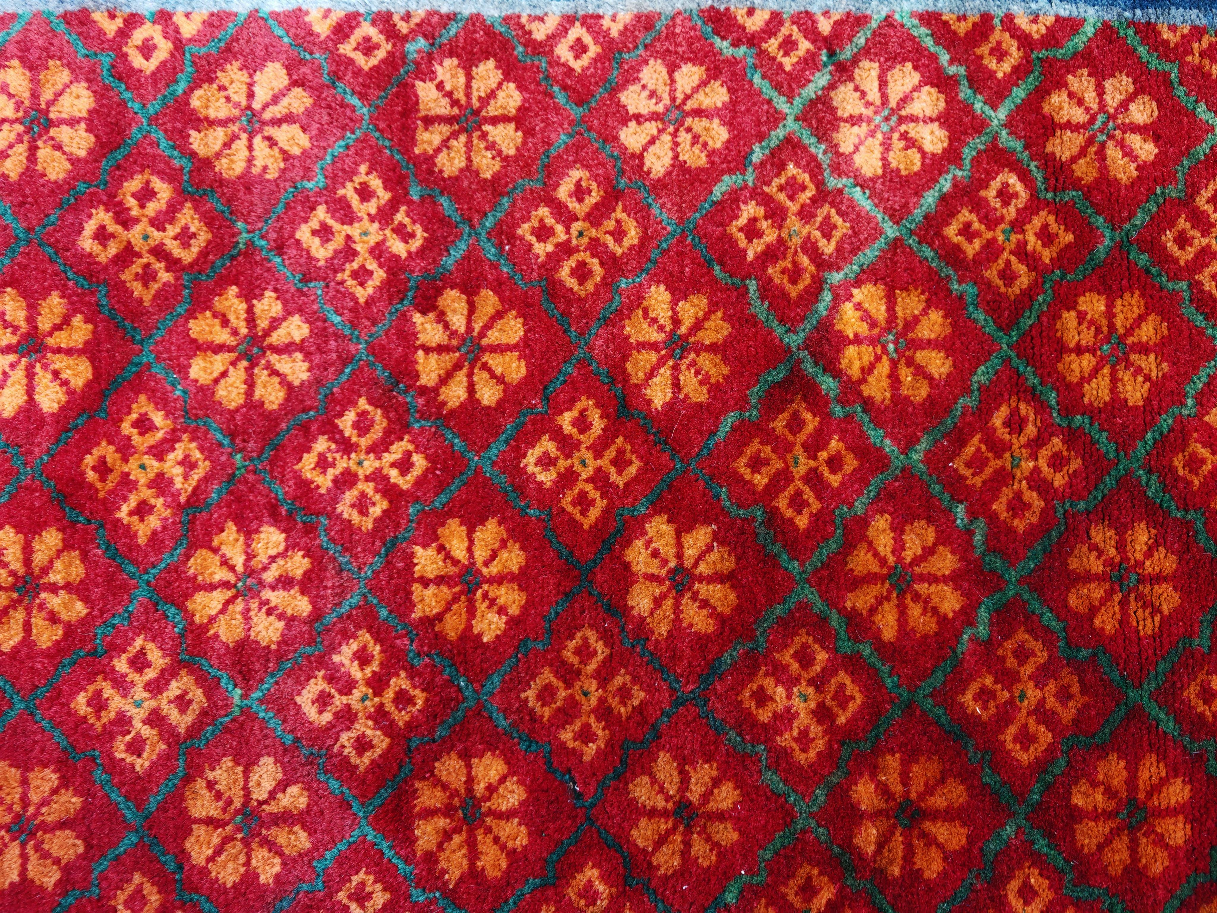 Handgeknüpfter Khotan-Teppich mit Blumenmuster, Ostturkestan 1960er Jahre im Zustand „Gut“ im Angebot in Beograd, RS