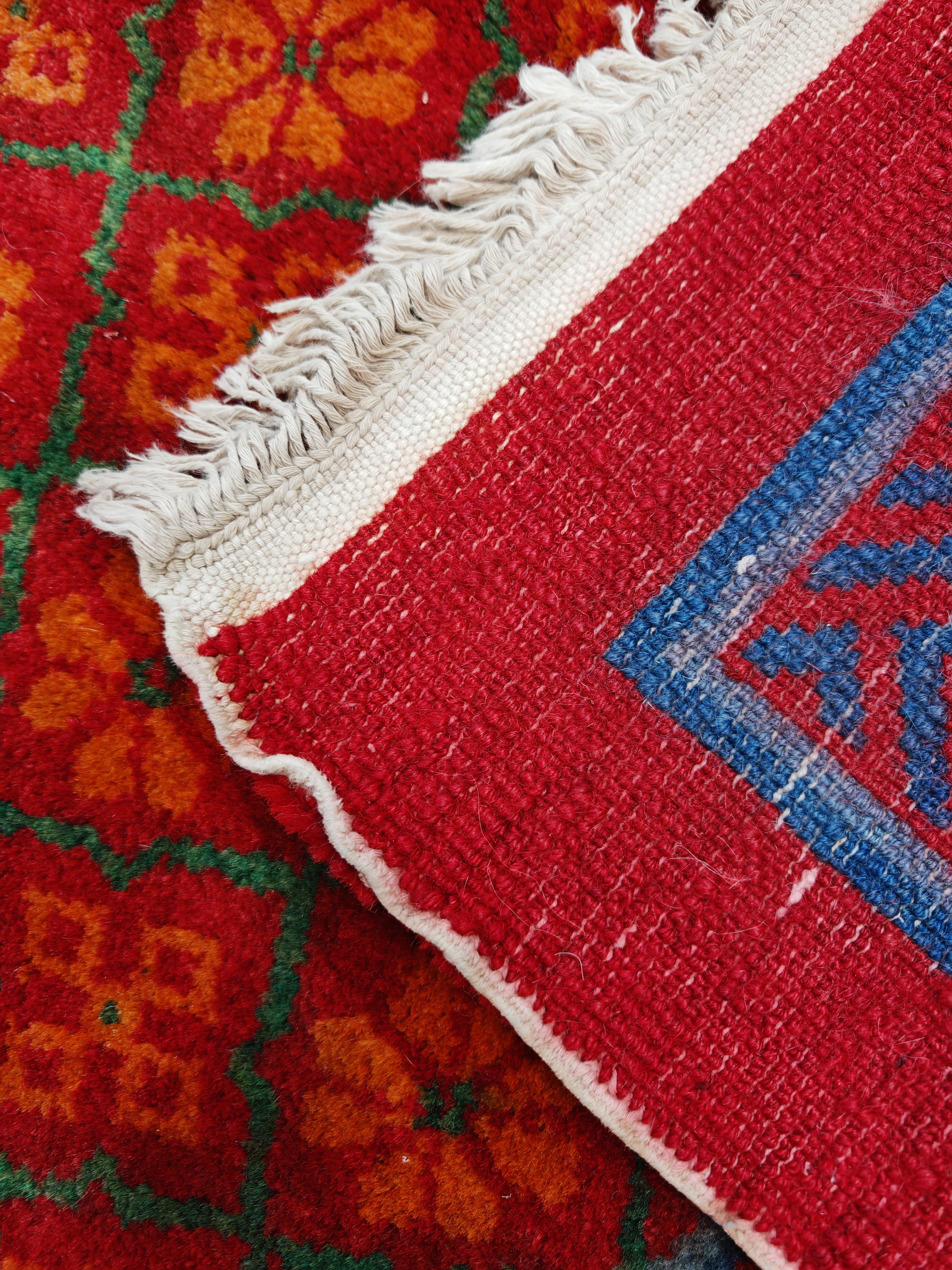 Handgeknüpfter Khotan-Teppich mit Blumenmuster, Ostturkestan 1960er Jahre (Frühes 20. Jahrhundert) im Angebot