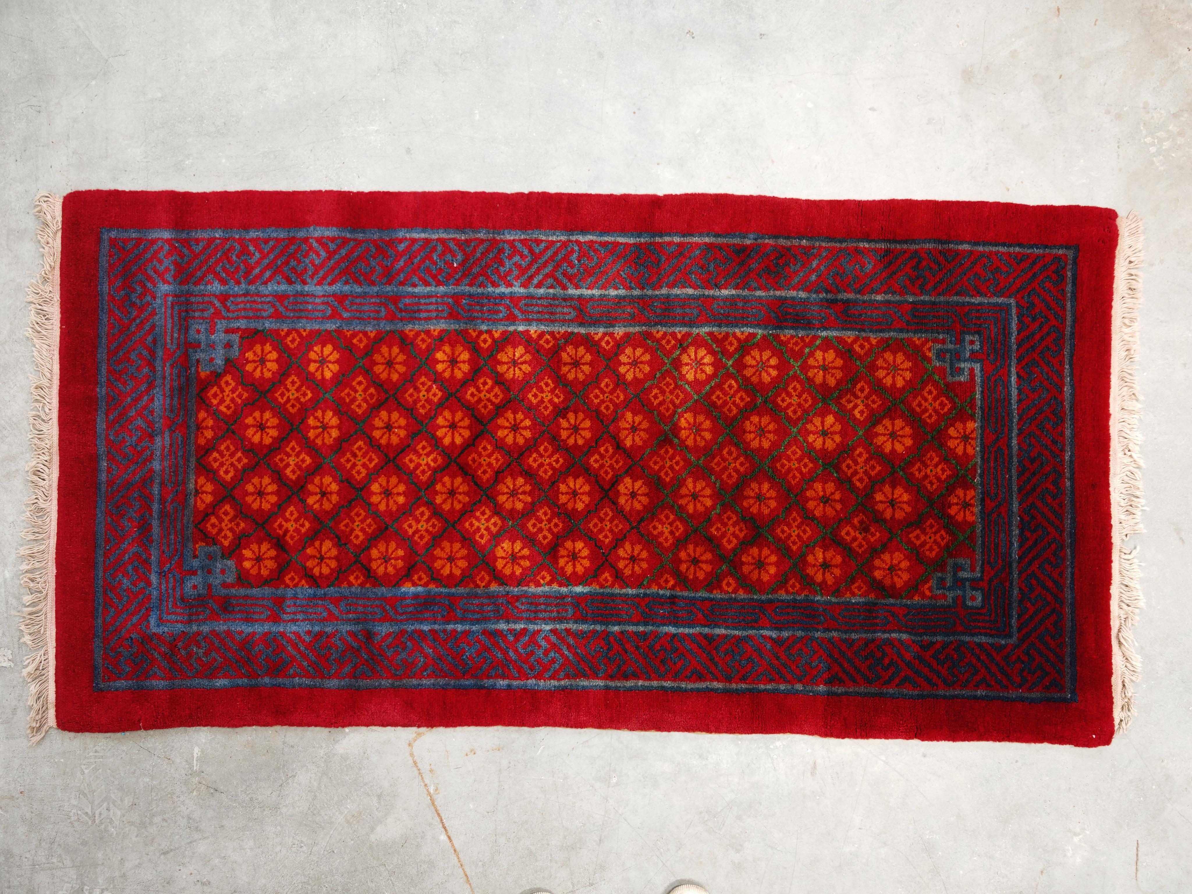 Handgeknüpfter Khotan-Teppich mit Blumenmuster, Ostturkestan 1960er Jahre (Wolle) im Angebot