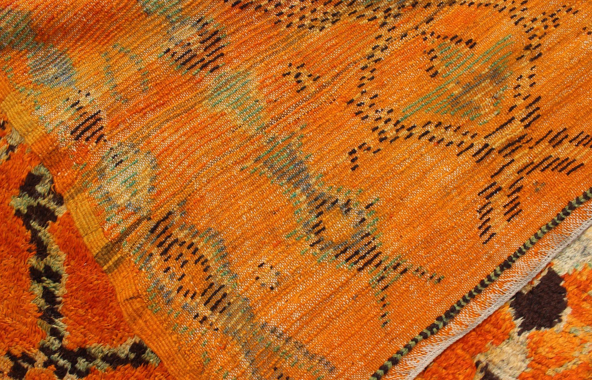 Handgeknüpfter marokkanischer Beni-Mklid-Teppich im All-Over-Stil mit Stammesmotiv (Stammeskunst) im Angebot