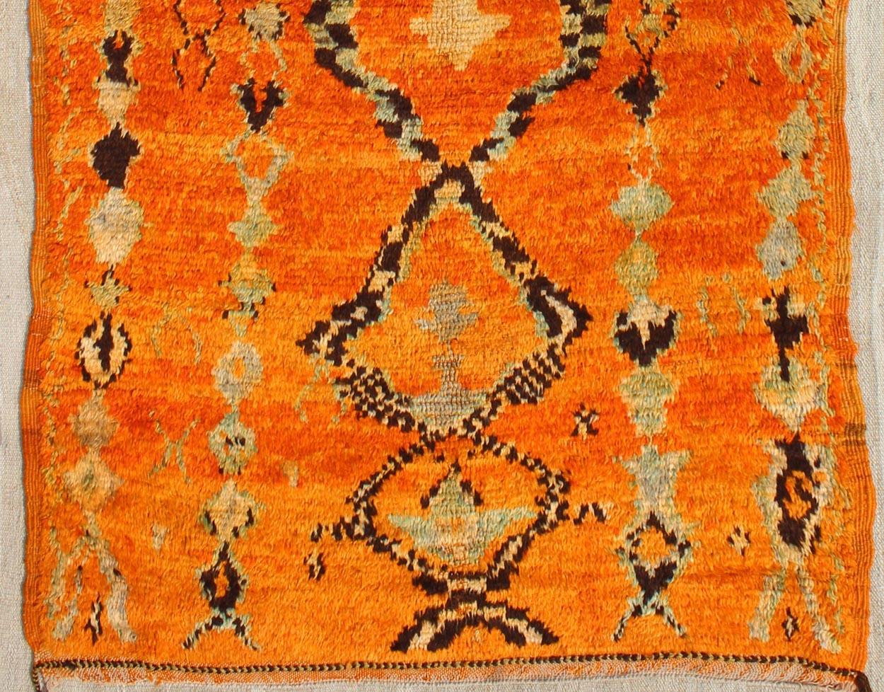 Handgeknüpfter marokkanischer Beni-Mklid-Teppich im All-Over-Stil mit Stammesmotiv (Marokkanisch) im Angebot