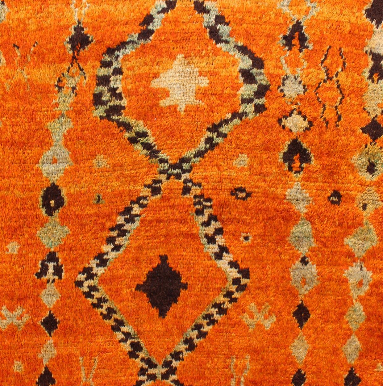 Handgeknüpfter marokkanischer Beni-Mklid-Teppich im All-Over-Stil mit Stammesmotiv (Wolle) im Angebot