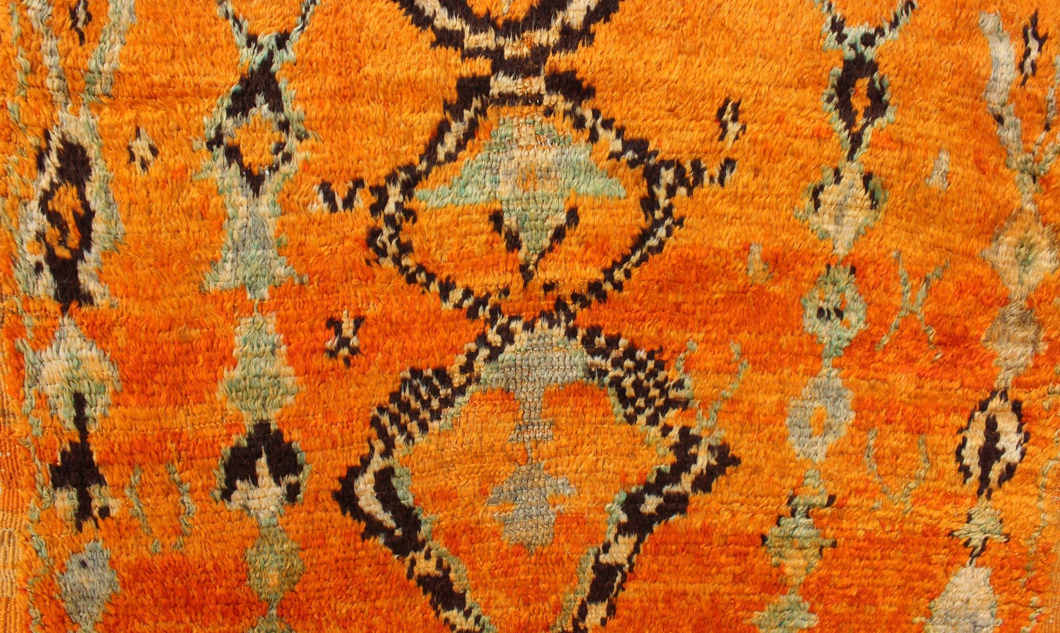 Handgeknüpfter marokkanischer Beni-Mklid-Teppich im All-Over-Stil mit Stammesmotiv im Angebot 1