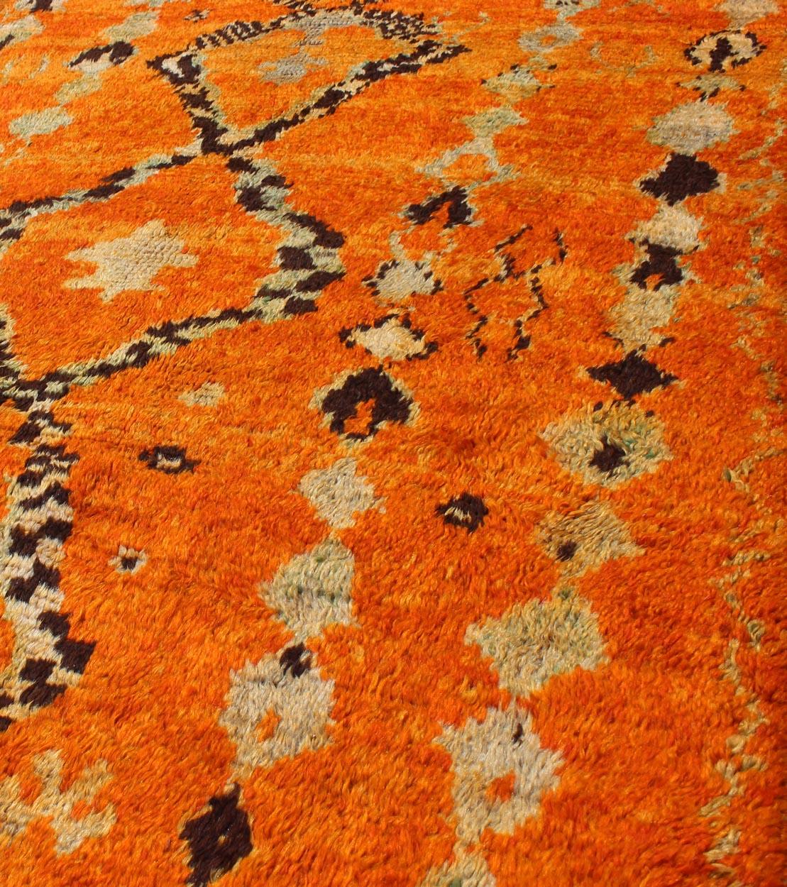 Handgeknüpfter marokkanischer Beni-Mklid-Teppich im All-Over-Stil mit Stammesmotiv im Angebot 2