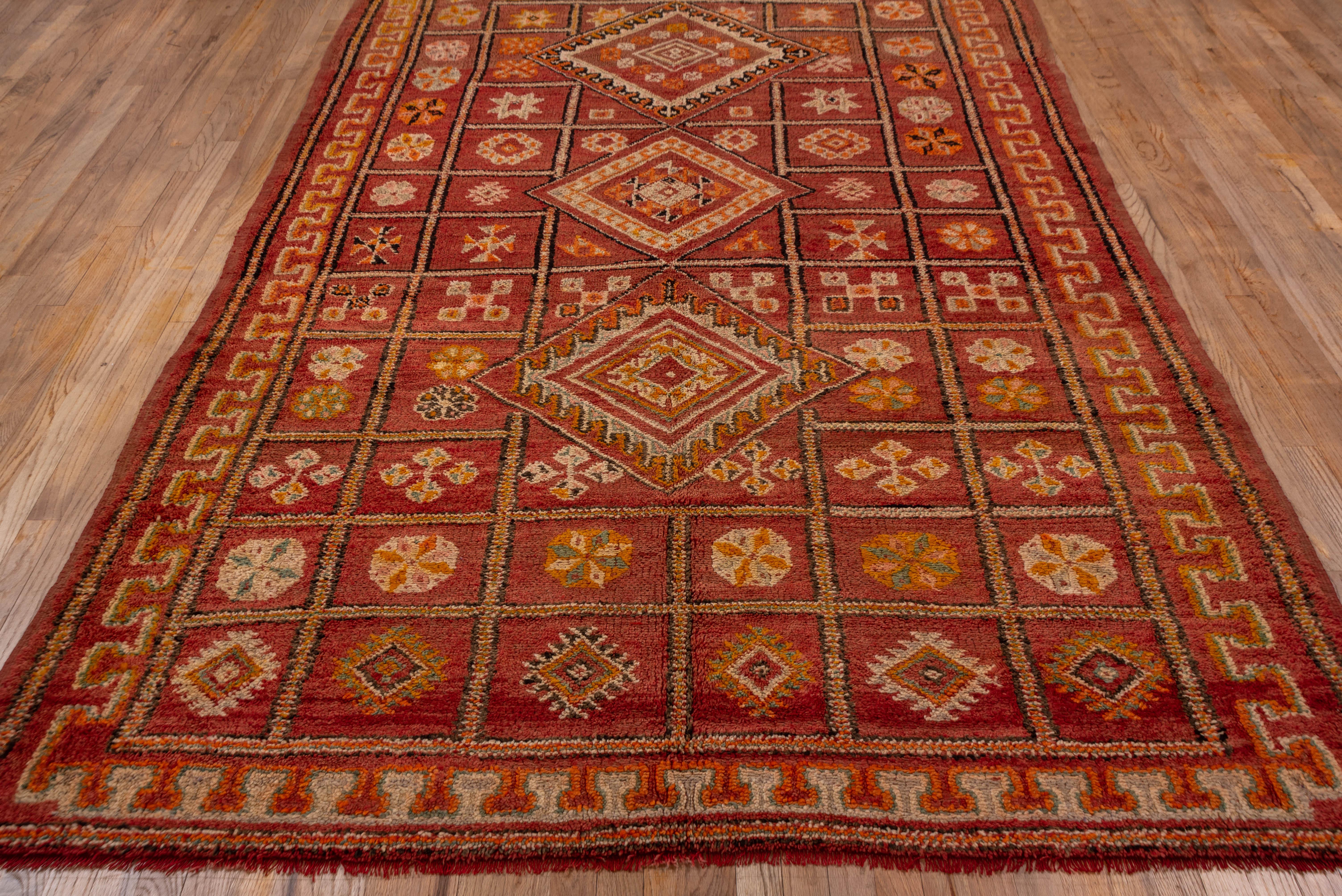 Vintage Hand-Knotted Moroccan Rug Lattice Medallion Design For Sale 2