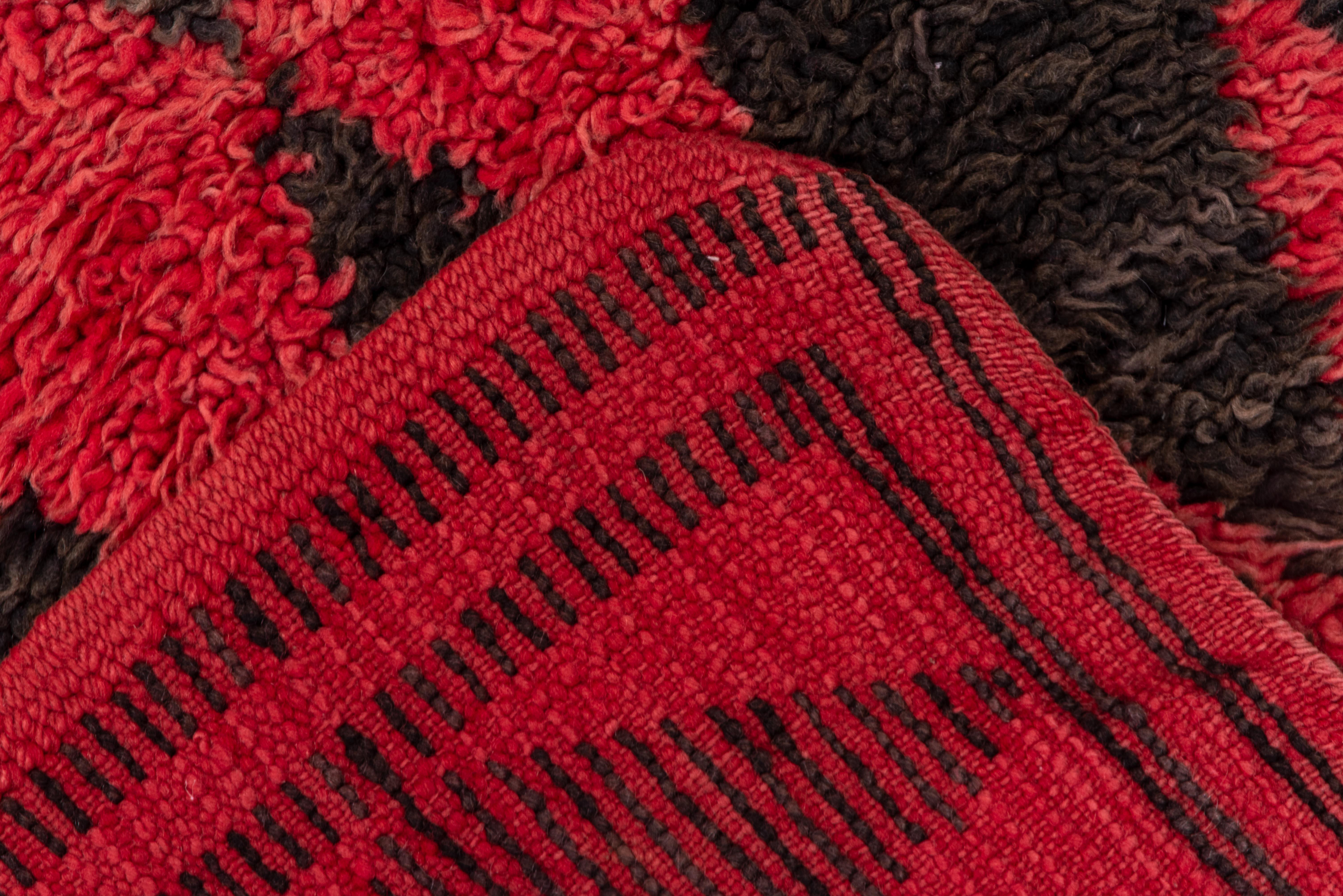 Alfombra Marroquí Vintage Anudada a Mano - Diseño Diamante Rojo y Negro en Bueno estado para la venta en New York, NY
