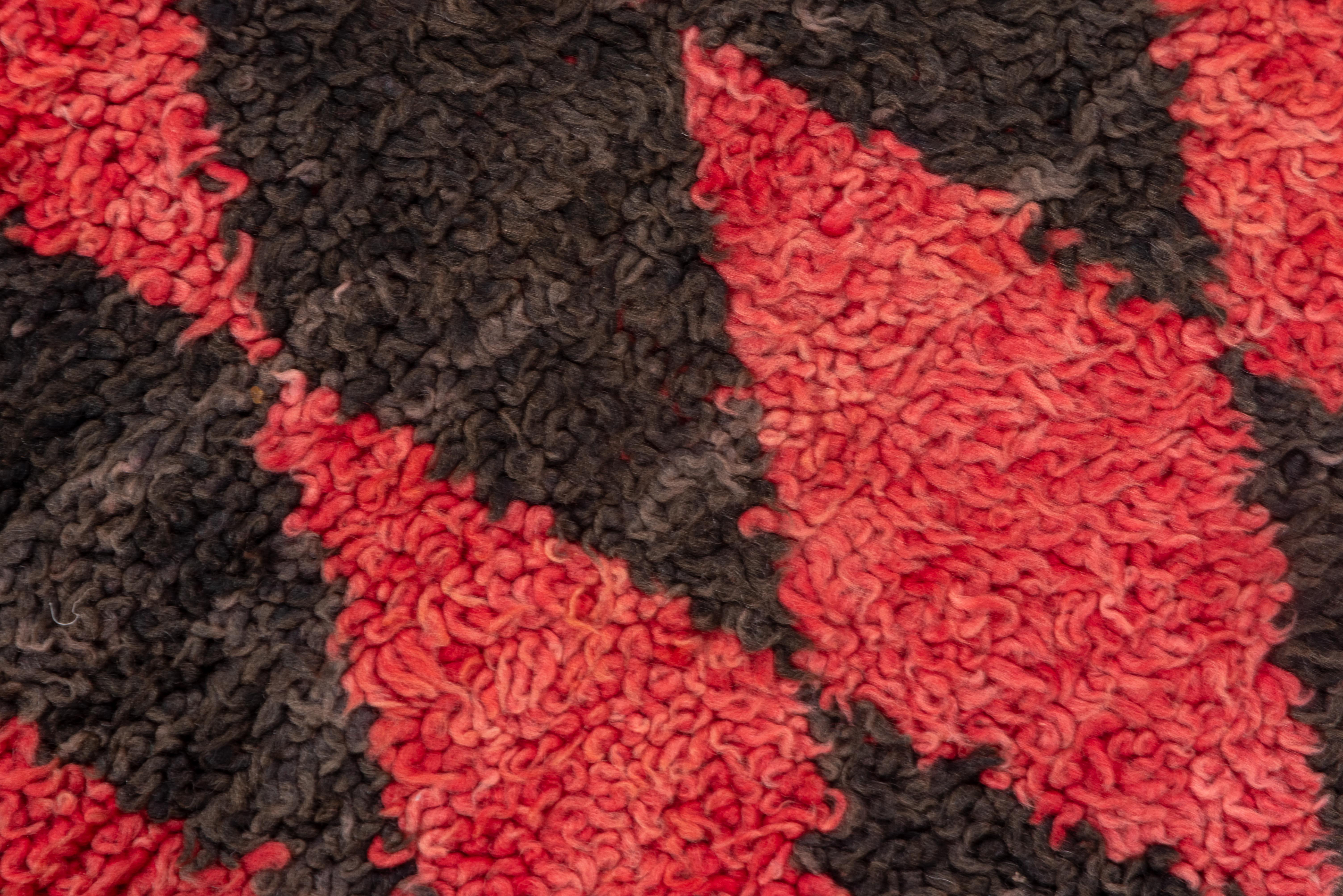 Alfombra Marroquí Vintage Anudada a Mano - Diseño Diamante Rojo y Negro siglo XX en venta