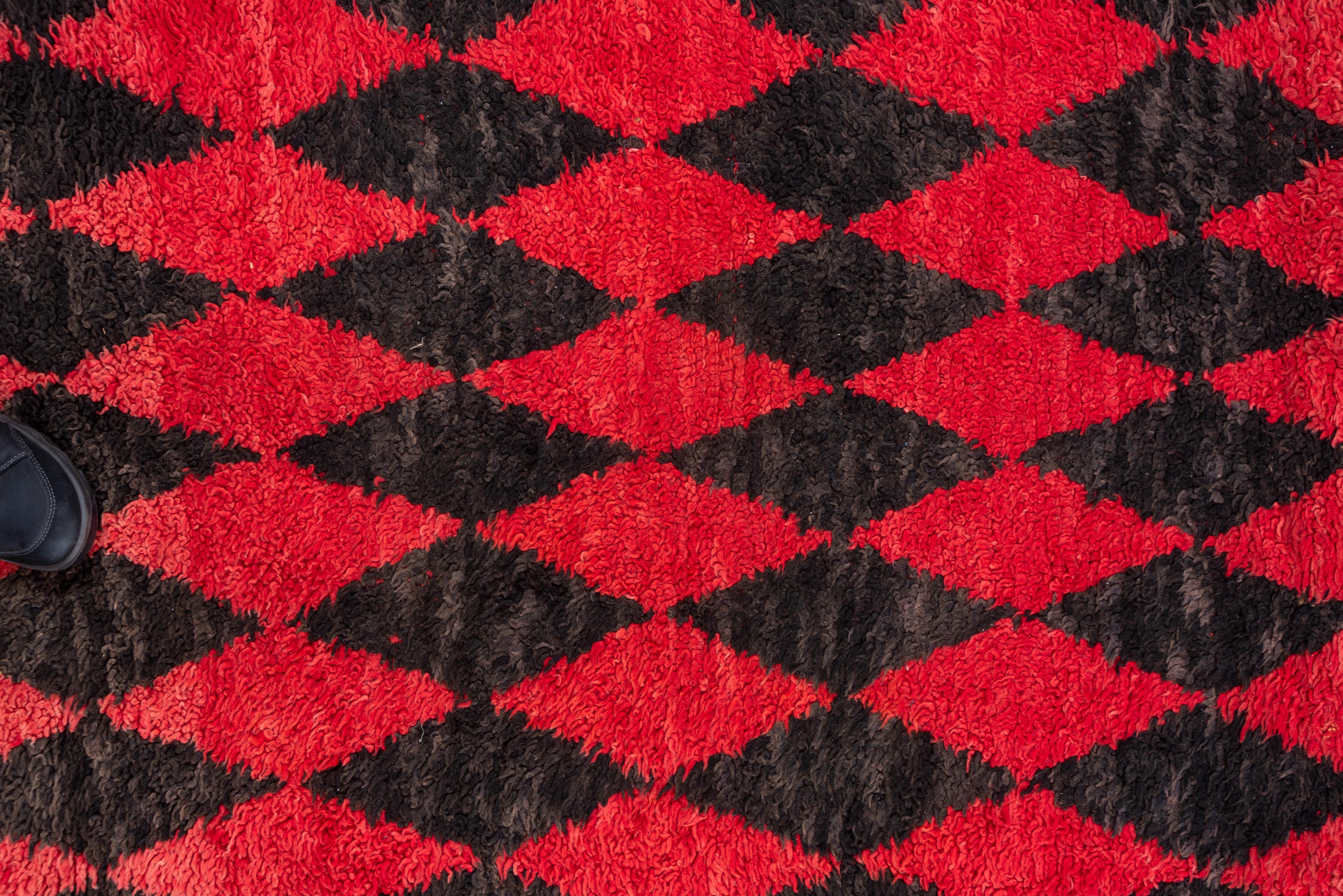 Alfombra Marroquí Vintage Anudada a Mano - Diseño Diamante Rojo y Negro Lana en venta