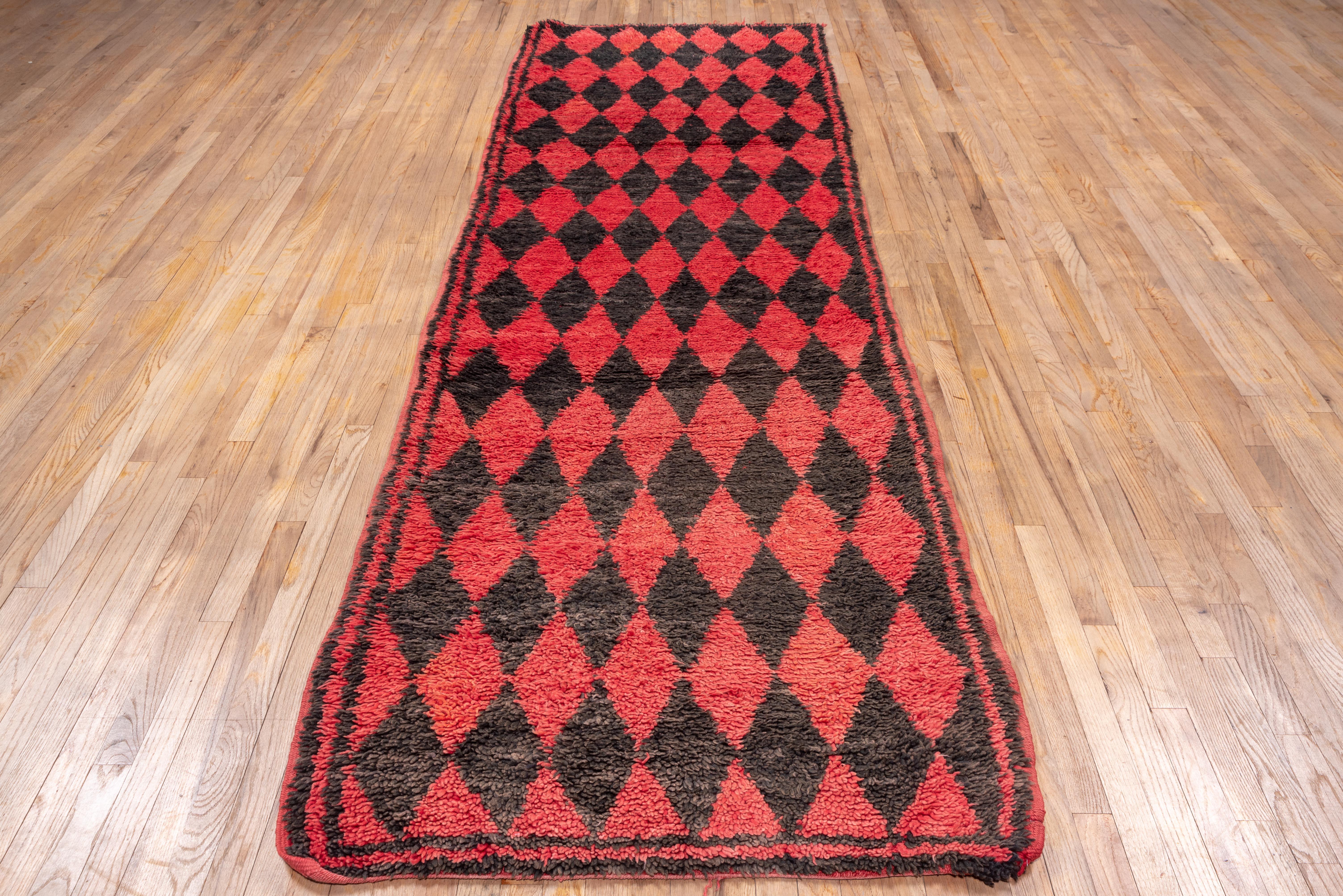 Alfombra Marroquí Vintage Anudada a Mano - Diseño Diamante Rojo y Negro en venta 1