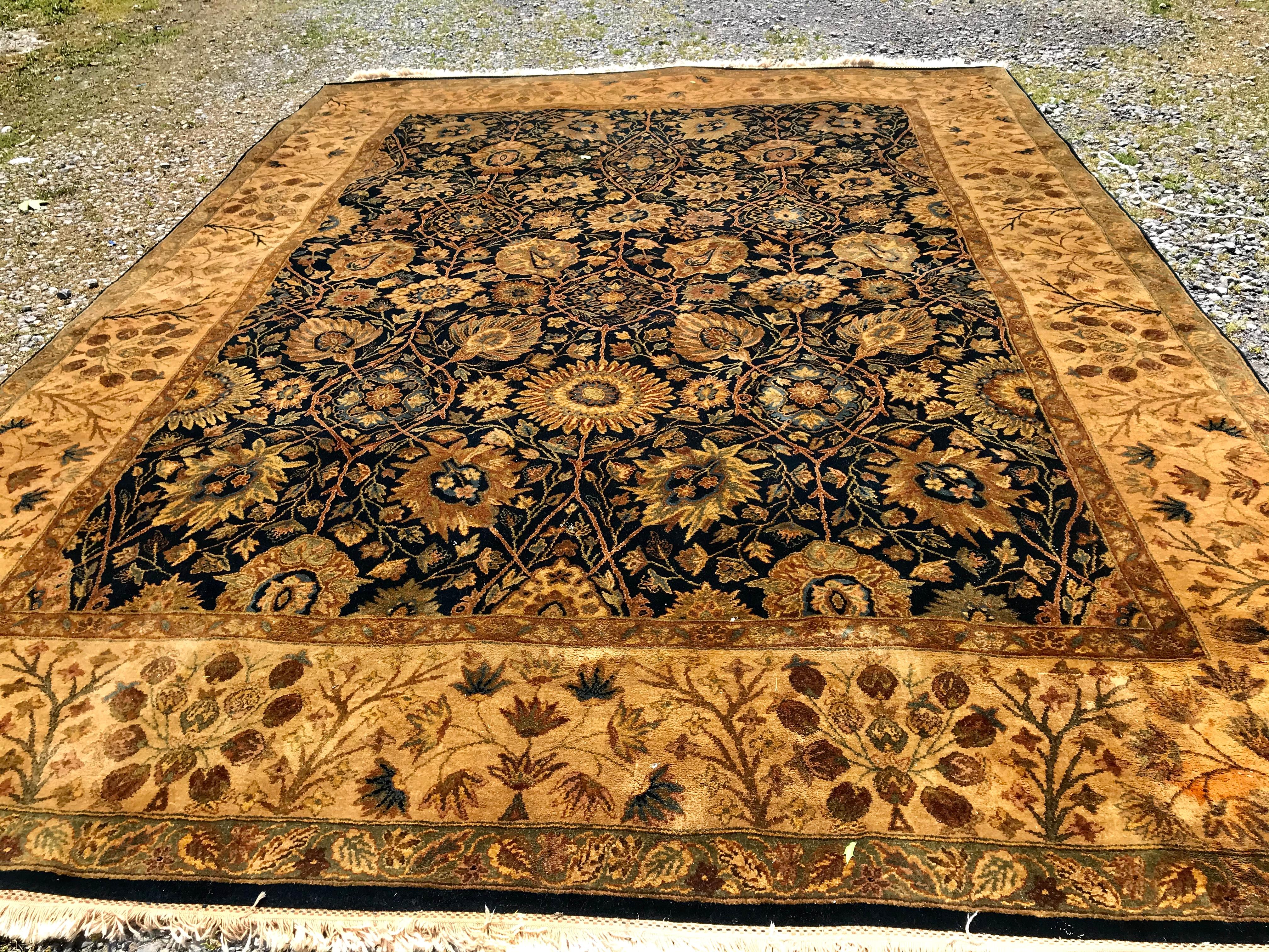 Ce tapis a été fabriqué au début des années 1980 à Jaipur, en Inde.  Il est composé à 100 % de poils de laine et la base est en coton.  Il a de belles couleurs et est très serré.  Il s'agit d'un tapis de grande qualité. Il est en parfait état, sans