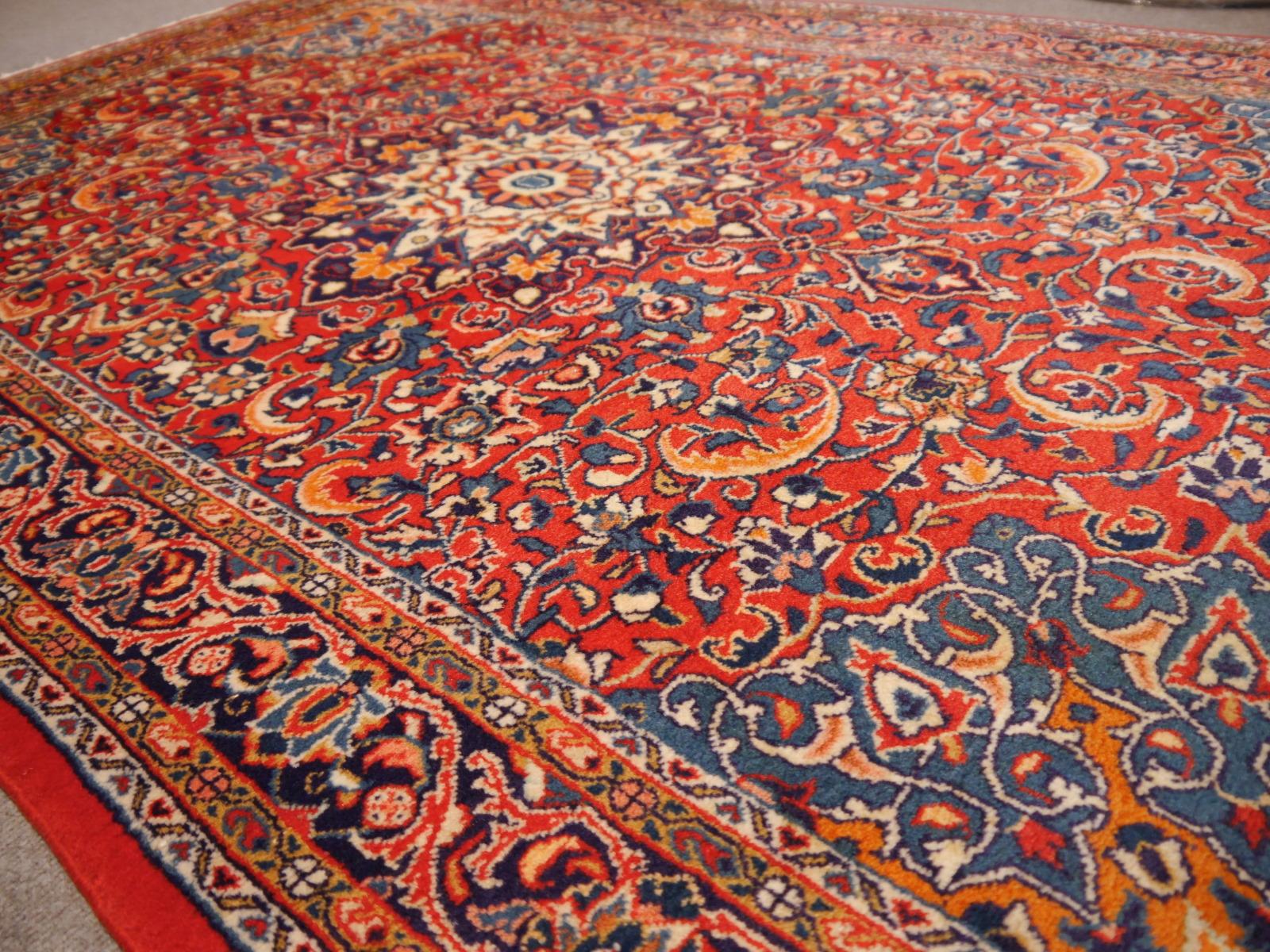 Vintage Hand-Knotted Oriental Rug Red and Blue In Good Condition In Lohr, Bavaria, DE