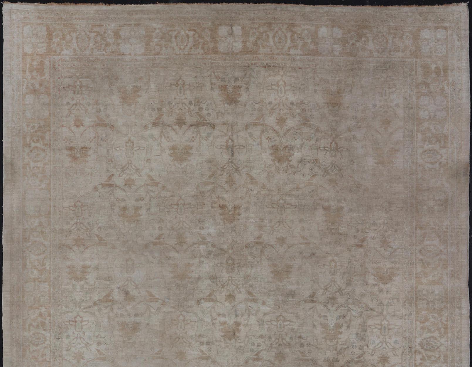 Ce tapis Sultanabad vintage a été noué à la main en laine et présente un motif floral subgéométrique dans des tons taupe, ivoire et crème. Une bordure complémentaire à plusieurs niveaux englobe la totalité de la pièce, ce qui lui permet de s'adapter
