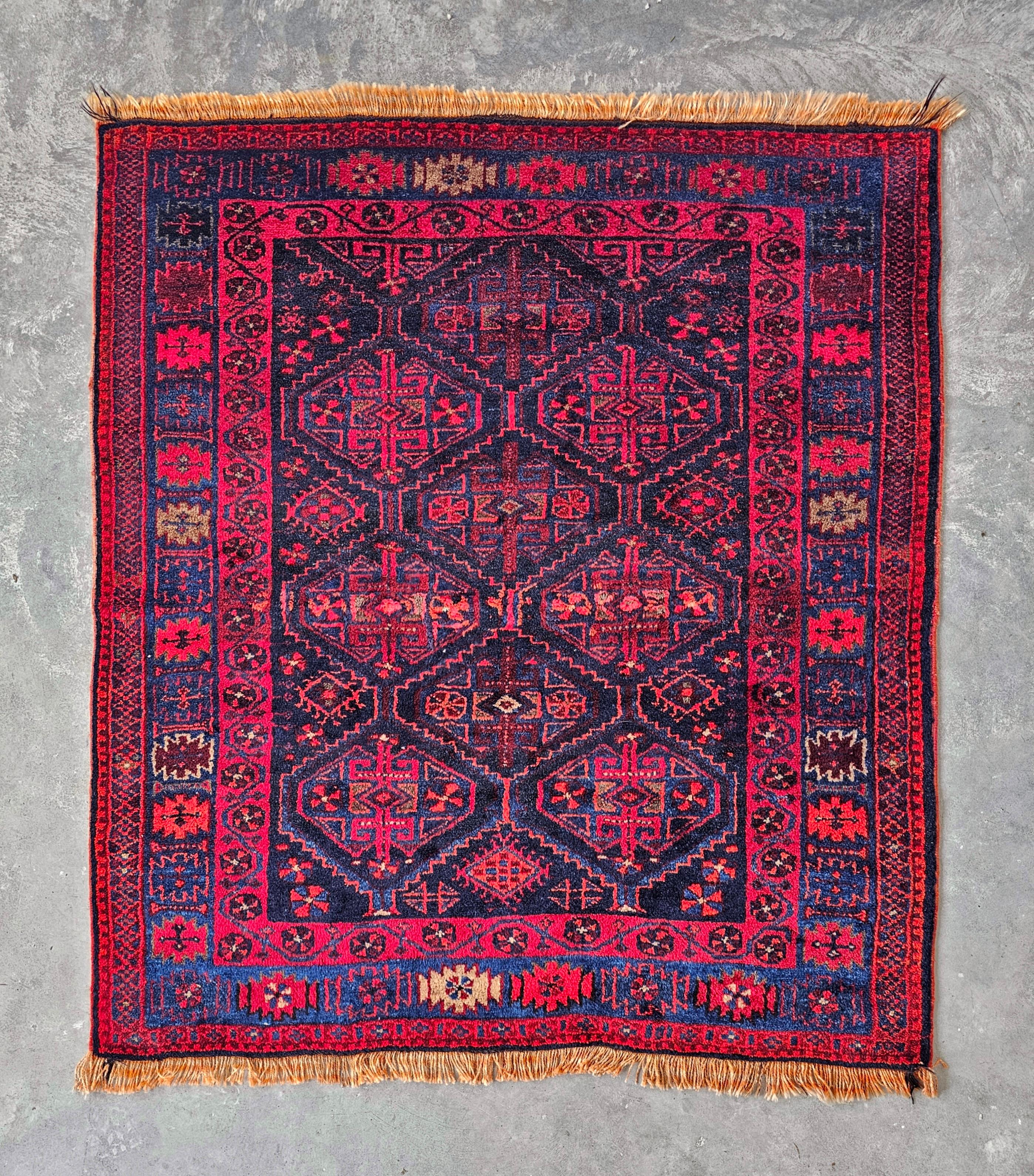 In diesem Angebot finden Sie eine schöne Vintage Persian Afshar Teppich. Der Teppich weist ein geometrisches Muster in tiefem Rot und Marine auf und ist aus 100% Wolle gefertigt.

Sehr guter Vintage-Zustand, keine Beschädigungen.

Beim Kauf wird der