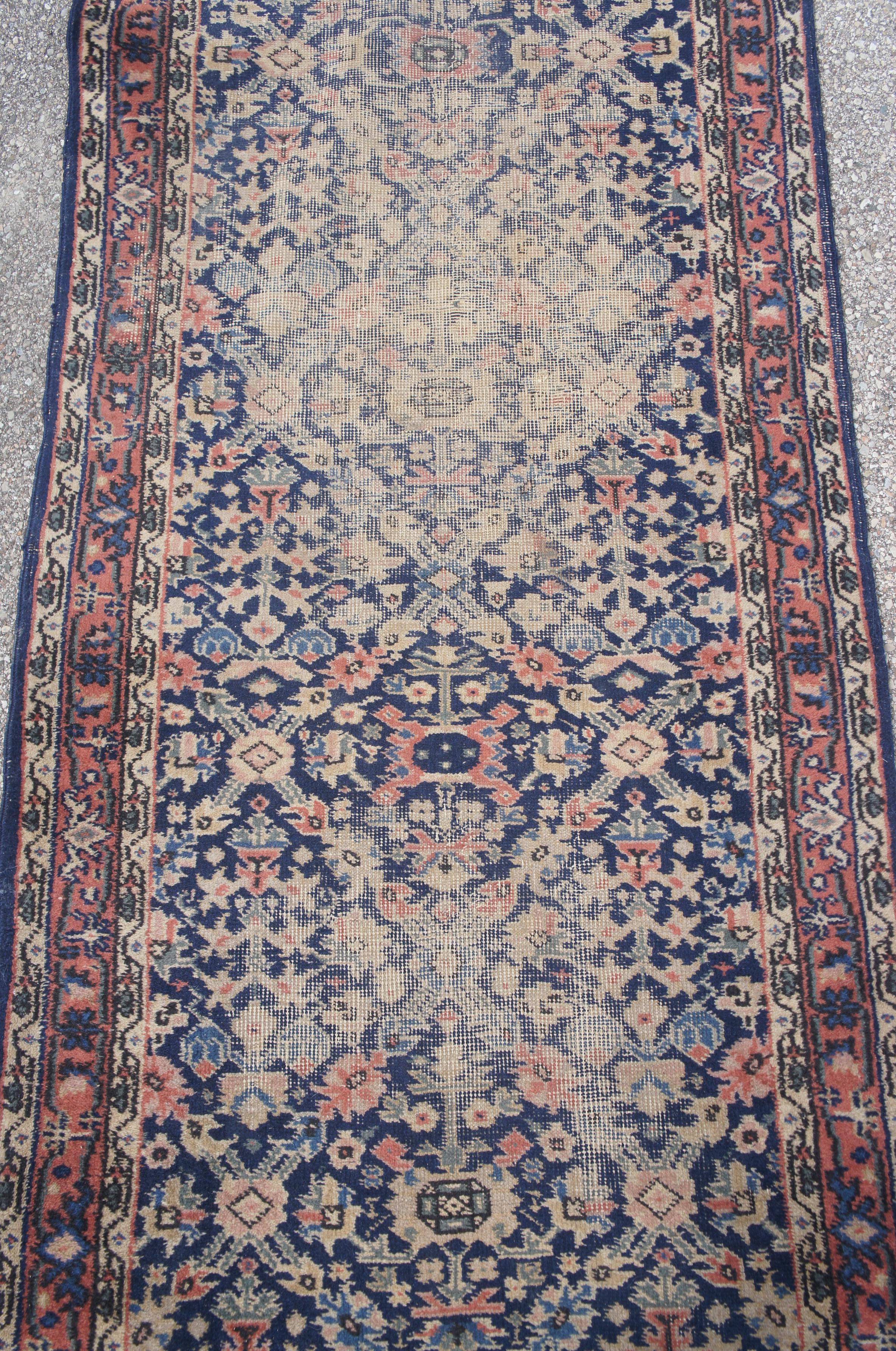 Handgeknüpfter persischer geometrischer rot-blauer Wollteppich-Läufer im Vintage-Stil, 3 x 9' (Wolle) im Angebot