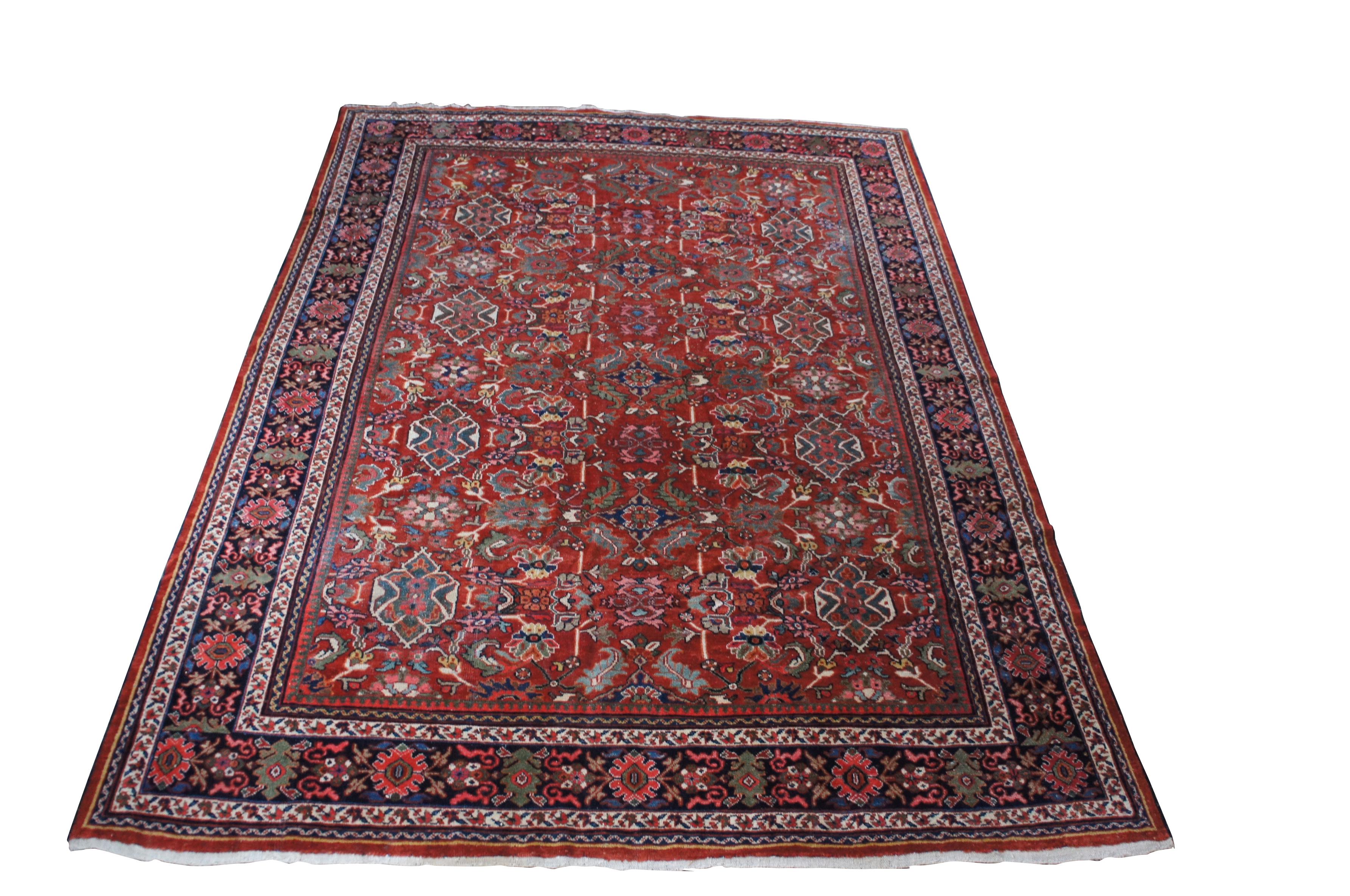 Eine große und beeindruckende persische Hamadan geometrische Wolle Bereich Teppich.  Handgeknüpfter Flor mit geometrischen Blattwerken.  Der Vordergrund des Teppichs ist rot mit leuchtenden blauen, grünen, beigen und rosa Akzenten.  Ein Statement