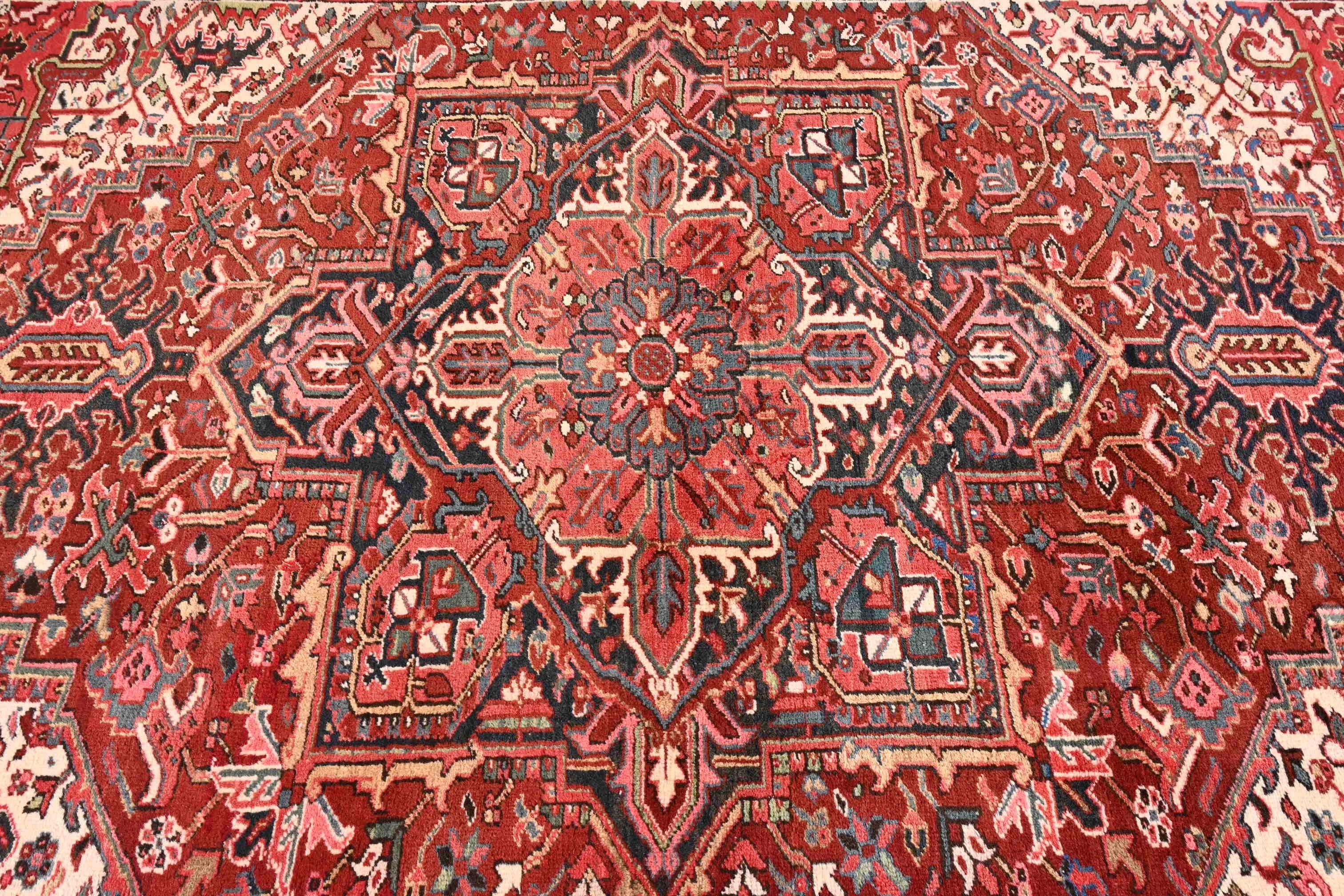 Vintage Hand Knotted Persian Heriz Room Size Rug, circa 1940s In Good Condition For Sale In South Bend, IN