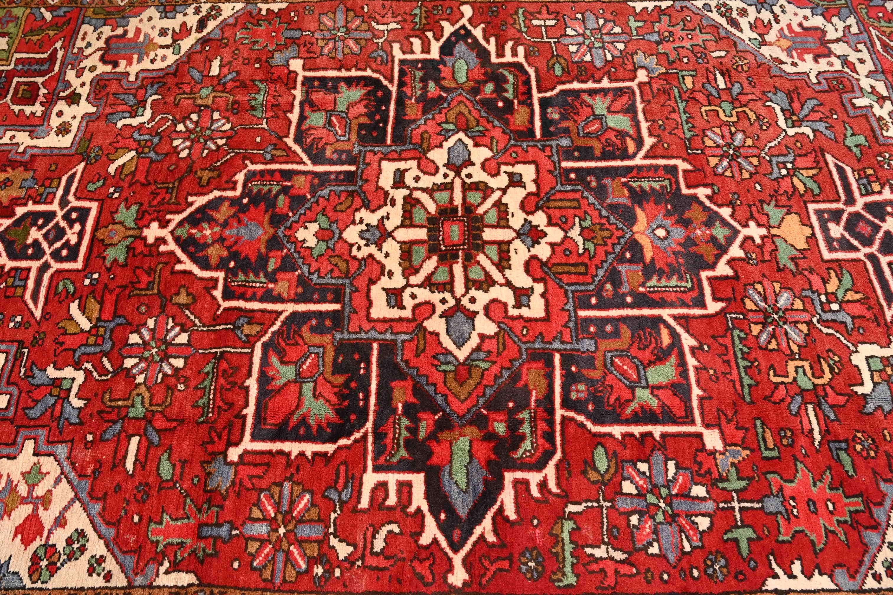 Vintage Handgeknüpfter Persischer Heriz Teppich in Zimmergröße (20. Jahrhundert) im Angebot