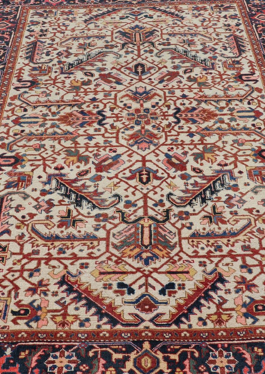 Noué à la main Tapis persan Heriz vintage noué à la main avec tout un design géométrique en vente