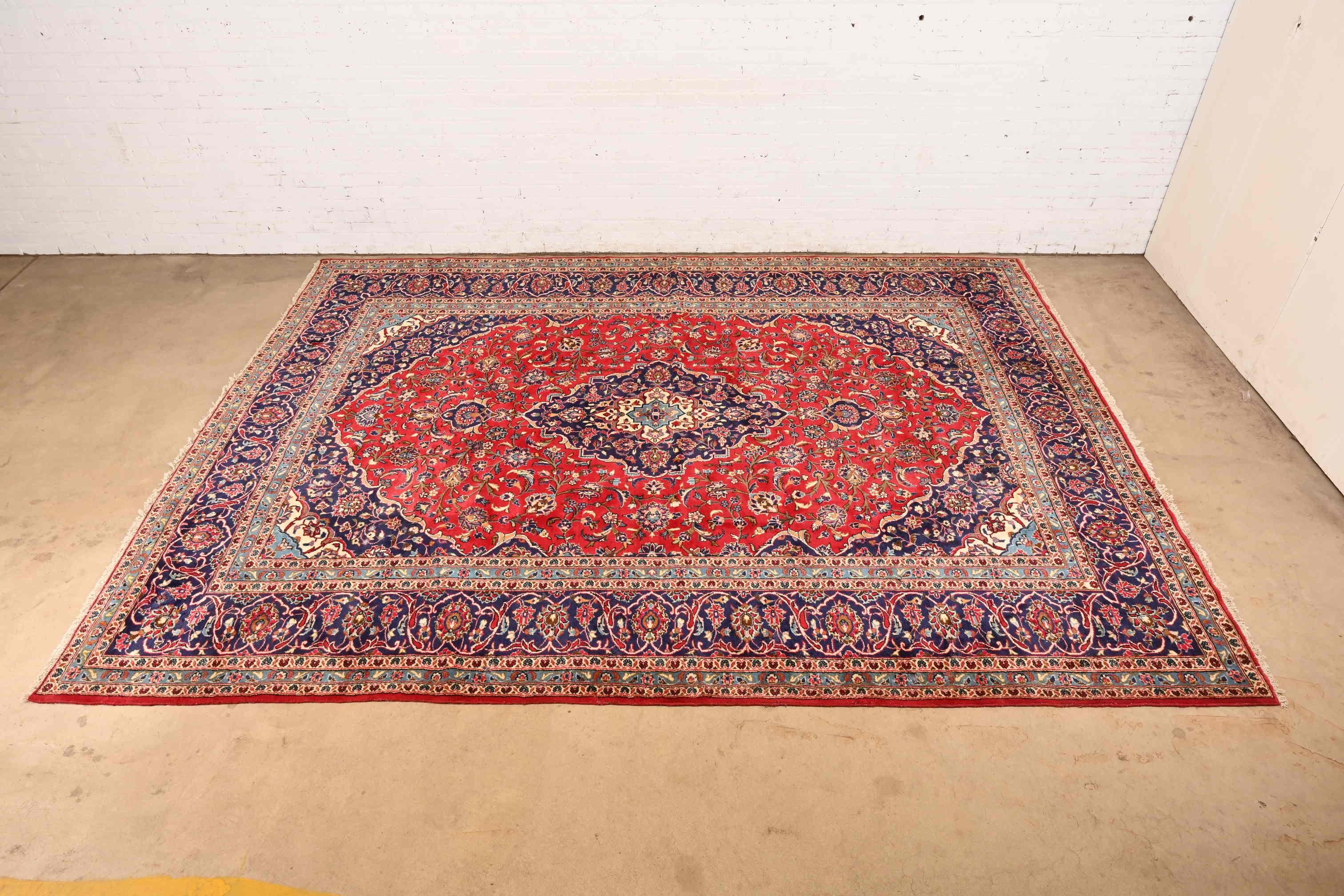 Uno splendido tappeto persiano d'epoca annodato a mano in lana Kashan per una stanza

Circa metà del XX secolo

Bellissimo disegno floreale, con colori predominanti in rosso, blu e avorio.

Misure: 114.5