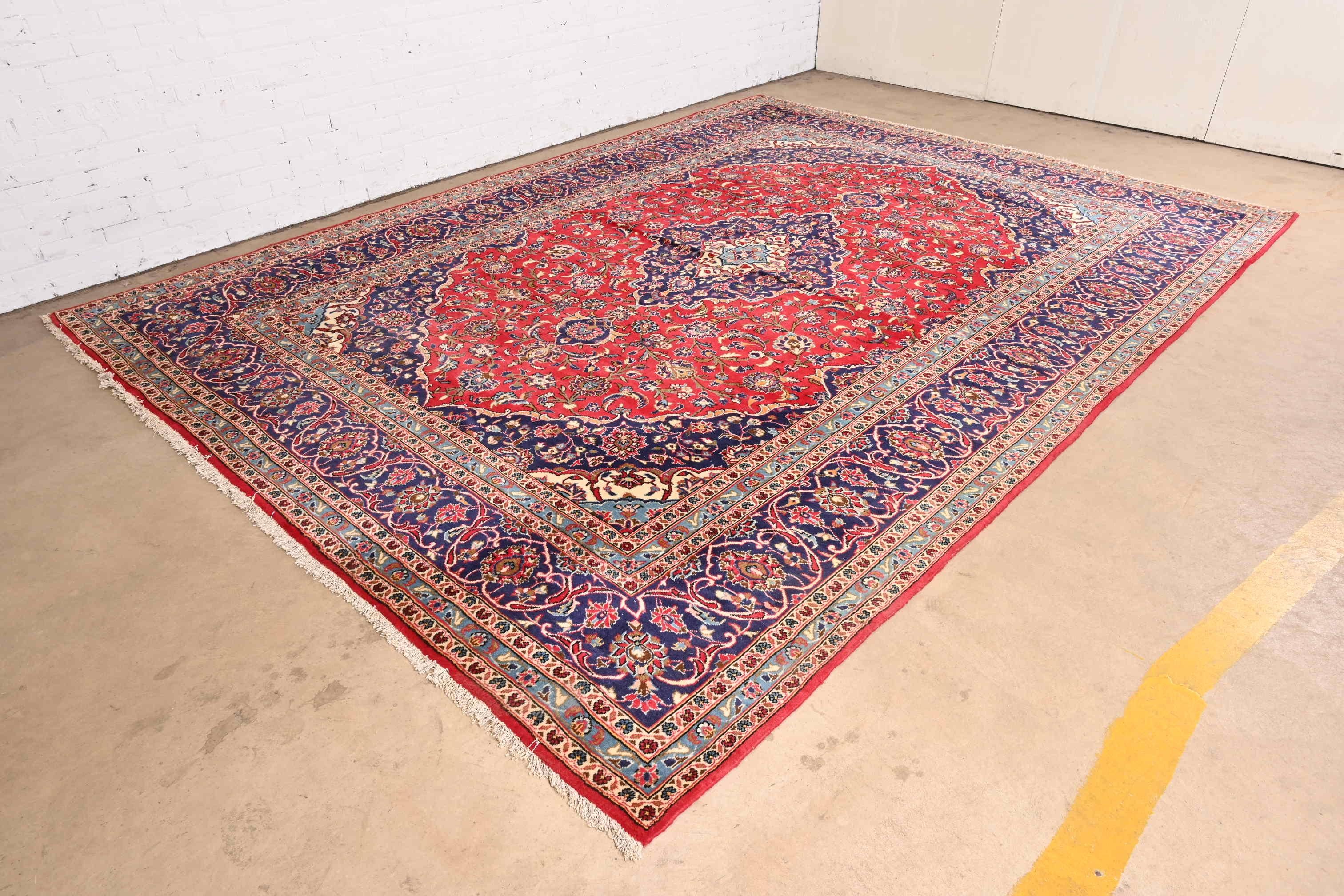 Eine wunderschöne Vintage handgeknüpft Zimmer Größe persischen Kashan Wolle Bereich Teppich

20. Jahrhundert

Wunderschönes traditionelles Blumendesign, bei dem die Farben Rot, Blau und Elfenbein vorherrschen.

Maße: 9'6