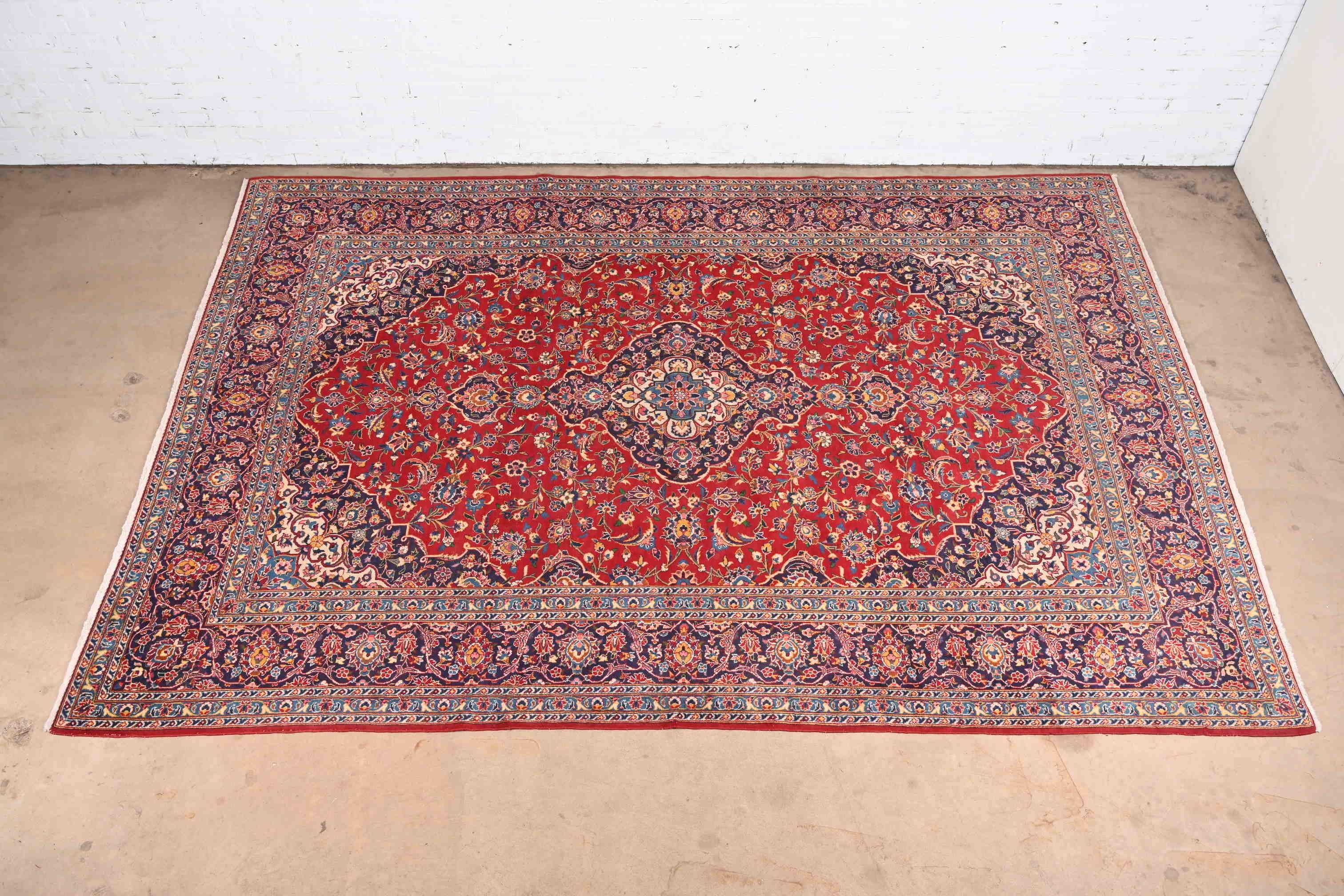 Eine wunderschöne Vintage handgeknüpft Zimmer Größe persischen Kashan Wolle Bereich Teppich

20. Jahrhundert

Wunderschönes traditionelles Blumendesign, bei dem die Farben Rot, Blau und Elfenbein vorherrschen.

Maße: 8'7