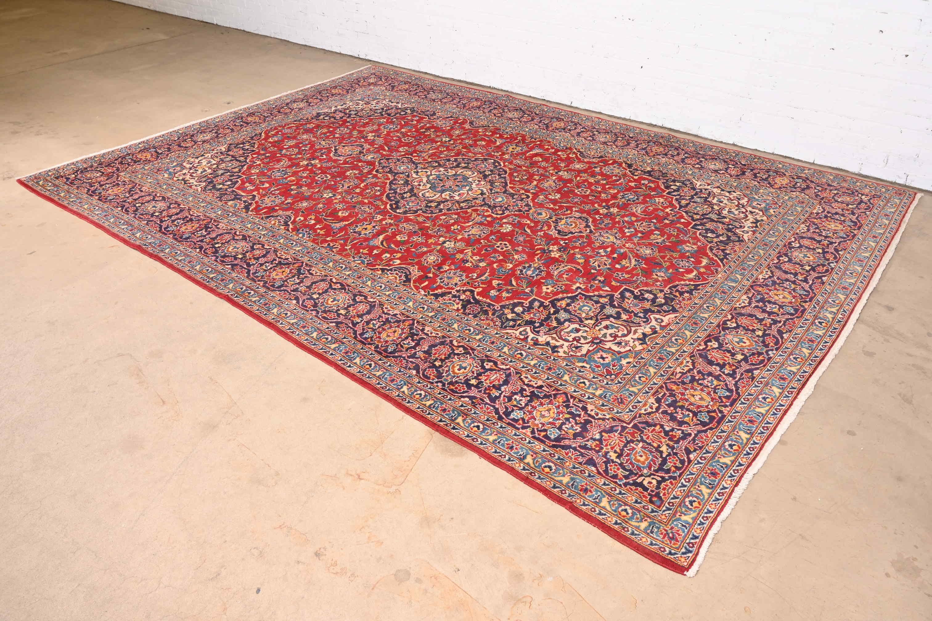 Vintage Handgeknüpft Persisch Kashan Zimmer Größe Wolle Bereich Teppich (Kaschan) im Angebot